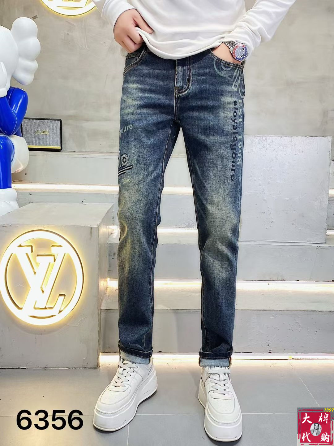 NO:648653,alo men's jeans original factory original fabric original wash water!  Imported original washed elastic fabric, complicated handicraft superposition, any washing process will turn into a completely different color effect if you stay for a few seconds longer, so it is more precious, especially durable and taste-resistant... Use the best elastic texture of tannin, genuine leather labels, high-end metal accessories... to create a unique and original jeans style!  Original hardware accessories, super correct fit, comfortable and breathable, extremely high grade, counter quality, handsome upper body. Size 29-38,,jeans,alexander wang19860909alo 男士牛仔裤原厂原布原洗水！进口原版水洗弹力面料,复杂的手工艺叠加,任何一个洗水环节多停留几秒都会变成完全不一样的颜色效果,所以越加珍贵,特别持久、耐味…… 选用上乘的丹宁弹力质感,真皮皮牌、高定的金属辅料……打造出独特及原创的牛仔裤款型！原版五金辅料,版型超正,舒适透气,档次极高,专柜品质,上身帅气十足.码数29-38,,jeans,alexander wang,Men's clothing