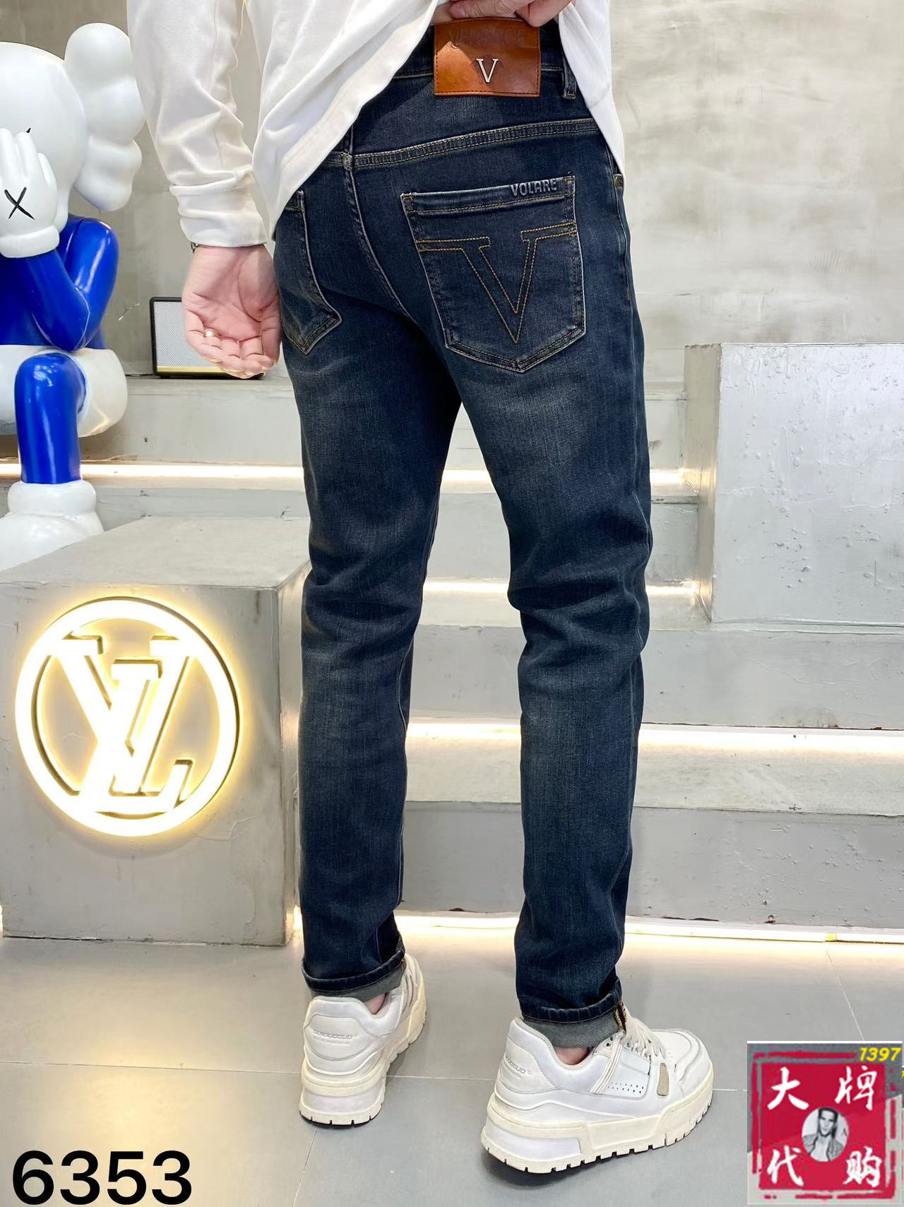 NO:648659,Versace men's jeans original factory original fabric original wash water!  Imported original washed elastic fabric, complicated handicraft superposition, any washing process will turn into a completely different color effect if you stay for a few seconds longer, so it is more precious, especially durable and taste-resistant... Use the best elastic texture of tannin, genuine leather labels, high-end metal accessories... to create a unique and original jeans style!  Original hardware accessories, super correct fit, comfortable and breathable, extremely high grade, counter quality, handsome upper body. Size 29-38,,versace,versace,jeans,alexander wang19860909Versace 范思哲 男士牛仔裤原厂原布原洗水！进口原版水洗弹力面料,复杂的手工艺叠加,任何一个洗水环节多停留几秒都会变成完全不一样的颜色效果,所以越加珍贵,特别持久、耐味…… 选用上乘的丹宁弹力质感,真皮皮牌、高定的金属辅料……打造出独特及原创的牛仔裤款型！原版五金辅料,版型超正,舒适透气,档次极高,专柜品质,上身帅气十足.码数29-38,,versace,versace,jeans,alexander wang,Men's clothing