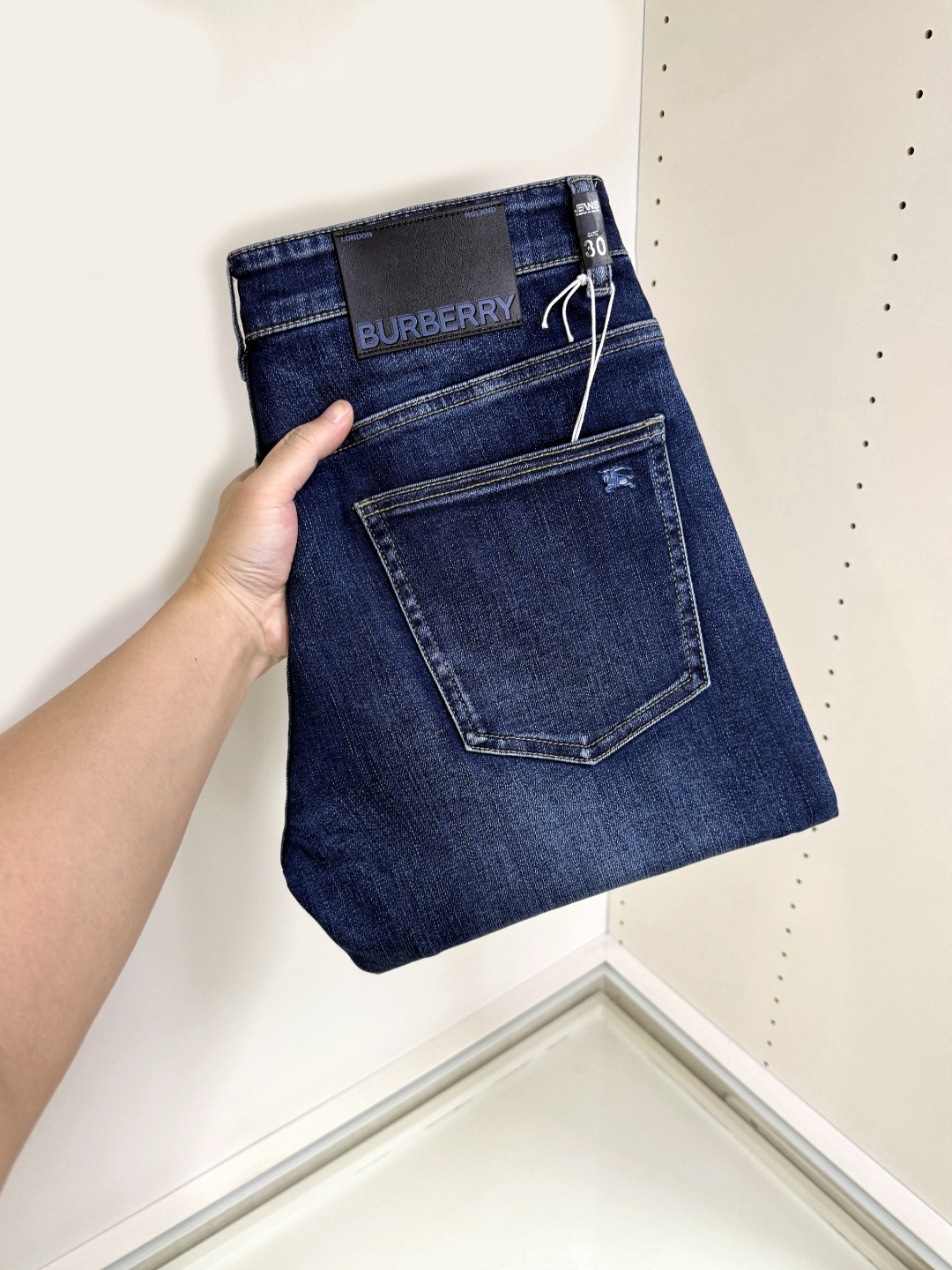 NO:648672,Burberry's hottest new products are coming. New products are available at counters. The best jeans counters in physical stores have original 1:1 quality products, suitable for all ages. The highest version of European imported fabrics on the market. Comfortable, soft and skin-friendly, with super upper body effect, fashionable and versatile, straight and stylish, a wardrobe must-have!  Suitable for any occasion, sizes 30-40,,burberry,burberry,jeans,alexander wang19860909Burberry 巴宝莉 爆款来袭 新款新品 专柜有售 实体店已极品牛仔裤专柜原版1:1好货,适合各个年龄段.市场最高版本的欧洲进口面料.舒适柔软亲肤,上身效果超级棒时尚百搭,笔挺有型,衣橱必备！适合任何场合穿着 尺码30-40,,burberry,burberry,jeans,alexander wang,Men's clothing