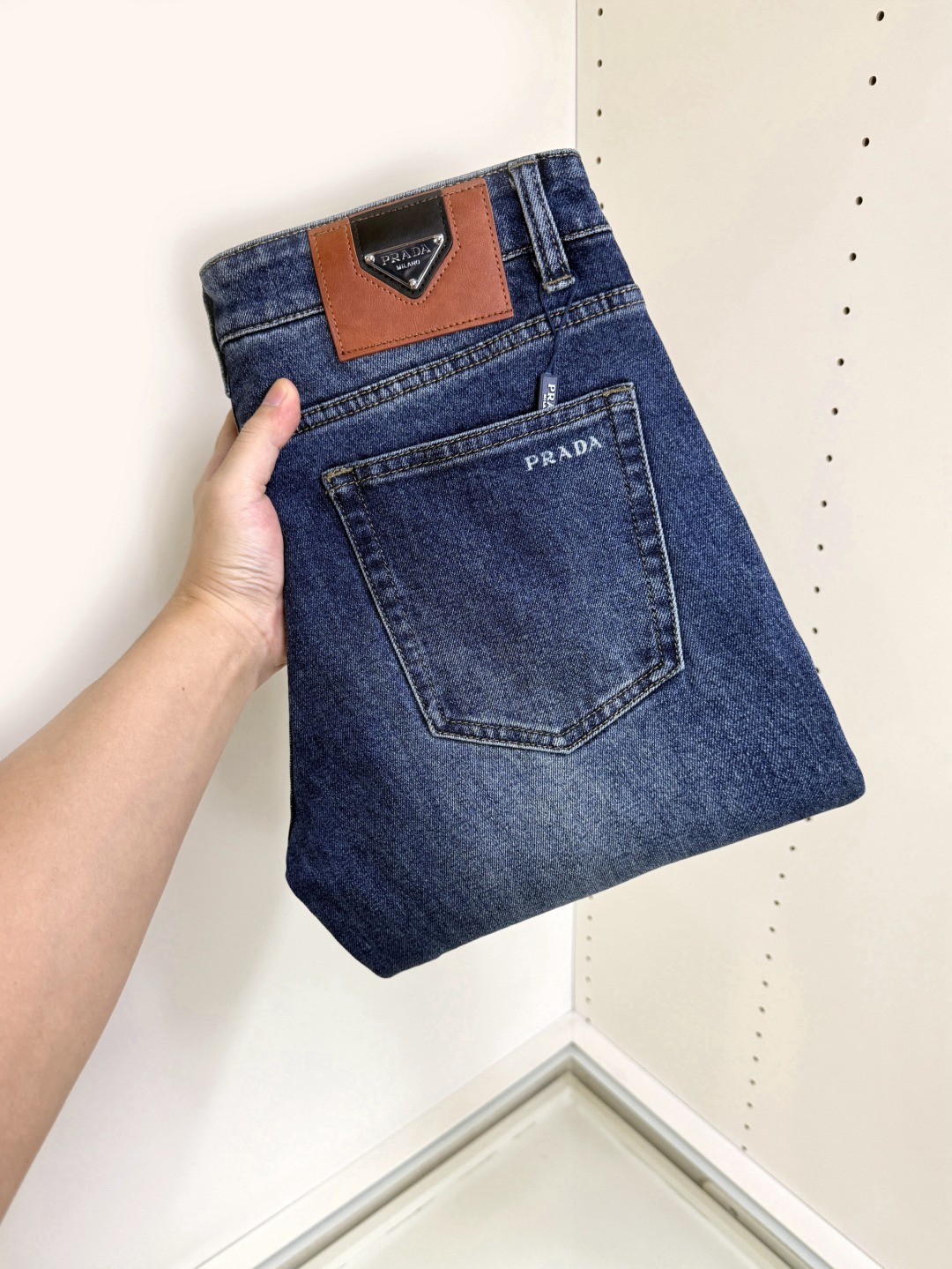 NO:648684,Prada's hottest new products are coming. New products are available at counters. The physical store has the best jeans counters with original 1:1 quality products, suitable for all ages. The highest version of European imported fabrics on the market. Comfortable, soft and skin-friendly, the upper body effect is super fashionable and versatile, straight and stylish, a wardrobe must-have!  Suitable for any occasion, sizes 30-40, prada, prada, jeans, alexander wang19860909Prada 普拉达 爆款来袭 新款新品 专柜有售 实体店已极品牛仔裤专柜原版1:1好货,适合各个年龄段.市场最高版本的欧洲进口面料.舒适柔软亲肤,上身效果超级棒时尚百搭,笔挺有型,衣橱必备！适合任何场合穿着 尺码30-40,,prada,prada,jeans,alexander wang,Men's clothing