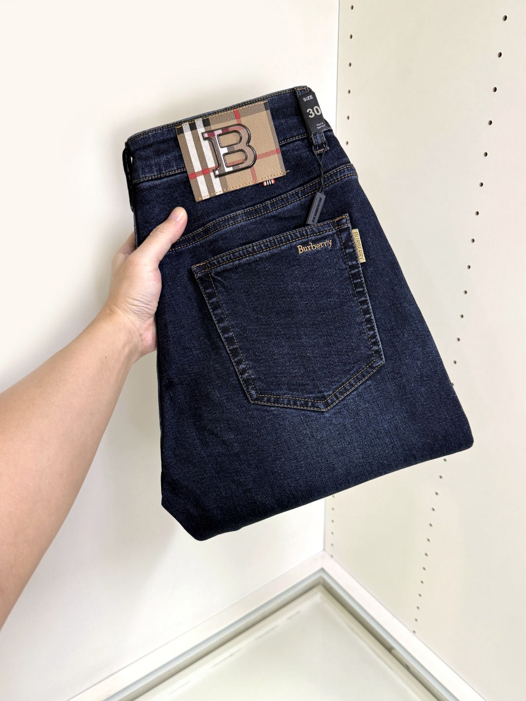 NO:648690,Burberry's hottest new products are coming. New products are available at counters. The best jeans counters in physical stores have original 1:1 quality products, suitable for all ages. The highest version of European imported fabrics on the market. Comfortable, soft and skin-friendly, with super upper body effect, fashionable and versatile, straight and stylish, a wardrobe must-have!  Suitable for any occasion, sizes 30-40,,burberry,burberry,jeans,alexander wang19860909Burberry 巴宝莉 爆款来袭 新款新品 专柜有售 实体店已极品牛仔裤专柜原版1:1好货,适合各个年龄段.市场最高版本的欧洲进口面料.舒适柔软亲肤,上身效果超级棒时尚百搭,笔挺有型,衣橱必备！适合任何场合穿着 尺码30-40,,burberry,burberry,jeans,alexander wang,Men's clothing