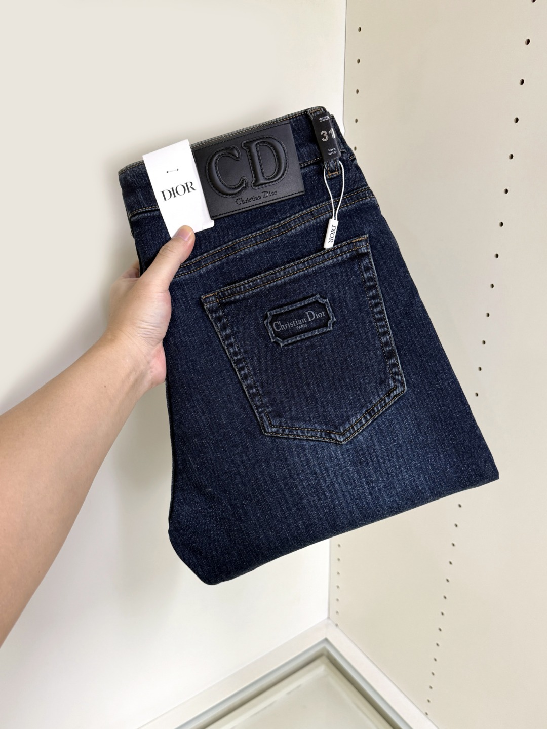 NO:648701,DIOR Dior's hot style is coming. New and new products are available at counters. The best jeans counters in physical stores have the original 1:1 quality products, suitable for all ages. The highest version of European imported fabrics on the market. Comfortable, soft and skin-friendly, the upper body effect is super fashionable and versatile, straight and stylish, a wardrobe must-have!  Suitable for any occasion, sizes 30-40, dior, dior, jeans, alexander wang19860909DIOR 迪奥 爆款来袭 新款新品 专柜有售 实体店已极品牛仔裤专柜原版1:1好货,适合各个年龄段.市场最高版本的欧洲进口面料.舒适柔软亲肤,上身效果超级棒时尚百搭,笔挺有型,衣橱必备！适合任何场合穿着 尺码30-40,,dior,dior,jeans,alexander wang,Men's clothing