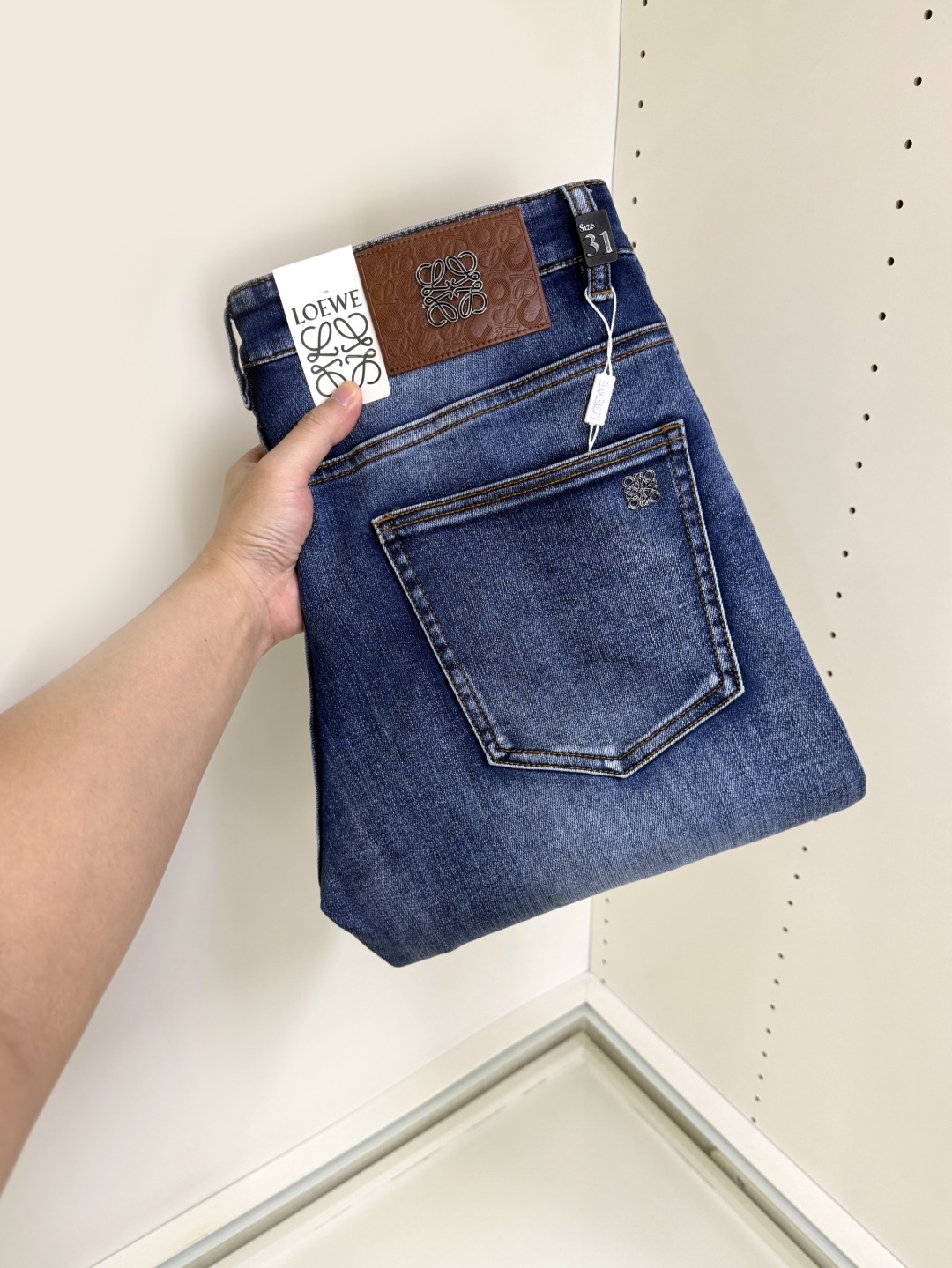 NO:648655,Loewe's hot trend is coming. New and new products are available at counters. The physical store has the best original 1:1 jeans in the counter, suitable for all ages. The highest version of European imported fabrics on the market. Comfortable, soft and skin-friendly, with super upper body effect, fashionable and versatile, straight and stylish, a wardrobe must-have!  Suitable for any occasion, size 30-40,,loewe,loewe,jeans,alexander wang19860909Loewe 罗意威 爆款来袭 新款新品 专柜有售 实体店已极品牛仔裤专柜原版1:1好货,适合各个年龄段.市场最高版本的欧洲进口面料.舒适柔软亲肤,上身效果超级棒时尚百搭,笔挺有型,衣橱必备！适合任何场合穿着 尺码30-40,,loewe,loewe,jeans,alexander wang,Men's clothing