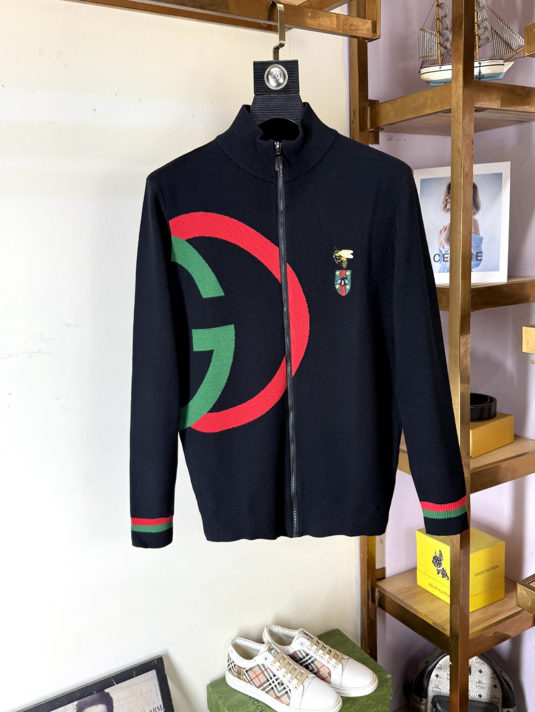 NO:648705,GUCCI Gucci’s latest round-neck sweater is on sale at the counter simultaneously!  Specially made of wool blended fabric. It feels comfortable. It can be directly in contact with the skin. The logo badge is exquisitely embroidered, which is extremely eye-catching!  The details highlight the fashionable charm of big brands. Exquisite workmanship. Three-dimensional cutting style. The wearing effect is invincible and handsome!  All three standards are complete!  New sweater size M-4XL,,gucci,sweaters,alexander wang19860909GUCCI古奇 最新款圆领毛衣,专柜同步在售爆款！特供羊毛混纺面料.手感舒适.可直接接触皮肤,logo徽章精致刺绣标志,极为抢眼！细节凸显大牌时尚魅力.精致做工.立体裁剪风格.穿着效果无敌帅气！三标齐全！ 新款毛衣 码数M-4XL,,gucci,sweaters,alexander wang,Men's clothing