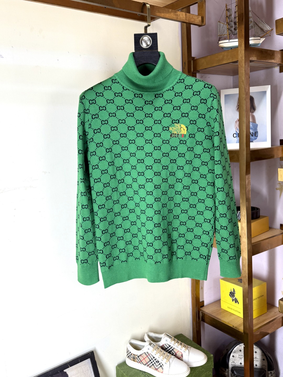 NO:648697,GUCCI Gucci’s latest round-neck sweater is on sale at the counter simultaneously!  Specially made of wool blended fabric. It feels comfortable. It can be directly in contact with the skin. The logo badge is exquisitely embroidered, which is extremely eye-catching!  The details highlight the fashionable charm of big brands. Exquisite workmanship. Three-dimensional cutting style. The wearing effect is invincible and handsome!  All three standards are complete!  New sweater size M-4XL,,gucci,sweaters,alexander wang19860909GUCCI古奇 最新款圆领毛衣,专柜同步在售爆款！特供羊毛混纺面料.手感舒适.可直接接触皮肤,logo徽章精致刺绣标志,极为抢眼！细节凸显大牌时尚魅力.精致做工.立体裁剪风格.穿着效果无敌帅气！三标齐全！ 新款毛衣 码数M-4XL,,gucci,sweaters,alexander wang,Men's clothing