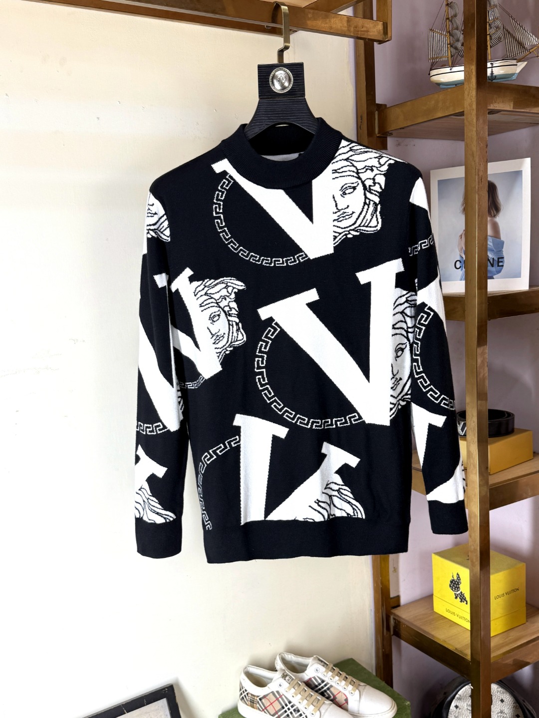 NO:648692,Versace's latest round-neck sweater is now on sale at the counters!  Specially made of wool blended fabric. It feels comfortable. It can be directly in contact with the skin. The logo badge is exquisitely embroidered, which is extremely eye-catching!  The details highlight the fashionable charm of big brands. Exquisite workmanship. Three-dimensional cutting style. The wearing effect is invincible and handsome!  All three standards are complete!  New sweater size M-4XL,,versace,versace,sweaters,alexander wang19860909Versace范思哲 最新款圆领毛衣,专柜同步在售爆款！特供羊毛混纺面料.手感舒适.可直接接触皮肤,logo徽章精致刺绣标志,极为抢眼！细节凸显大牌时尚魅力.精致做工.立体裁剪风格.穿着效果无敌帅气！三标齐全！ 新款毛衣 码数M-4XL,,versace,versace,sweaters,alexander wang,Men's clothing