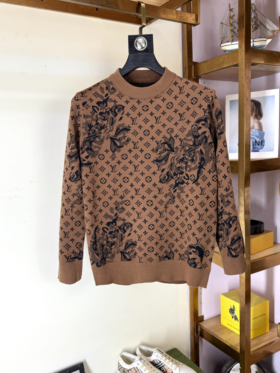 NO:648702,LV Louis Vuitton's latest round-neck sweater is on sale at the counter at the same time!  Specially made of wool blended fabric. It feels comfortable. It can be directly in contact with the skin. The logo badge is exquisitely embroidered, which is extremely eye-catching!  The details highlight the fashionable charm of big brands. Exquisite workmanship. Three-dimensional cutting style. The wearing effect is invincible and handsome!  All three standards are complete!  New sweater size M-4XL,,louis vuitton,louis vuitton,sweaters,alexander wang19860909LV路易威登 最新款圆领毛衣,专柜同步在售爆款！特供羊毛混纺面料.手感舒适.可直接接触皮肤,logo徽章精致刺绣标志,极为抢眼！细节凸显大牌时尚魅力.精致做工.立体裁剪风格.穿着效果无敌帅气！三标齐全！ 新款毛衣 码数M-4XL,,louis vuitton,louis vuitton,sweaters,alexander wang,Men's clothing