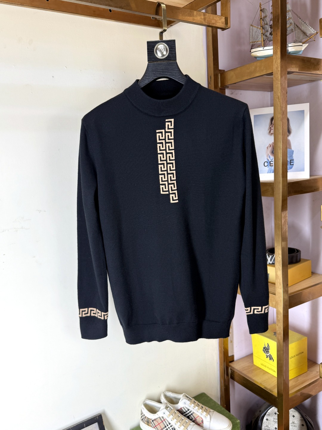 NO:648685,Givenchy's latest round-neck sweater is now on sale at the counters!  Specially made of wool blended fabric. It feels comfortable. It can be directly in contact with the skin. The logo badge is exquisitely embroidered, which is extremely eye-catching!  The details highlight the fashionable charm of big brands. Exquisite workmanship. Three-dimensional cutting style. The wearing effect is invincible and handsome!  All three standards are complete!  New sweater size M-4XL,,givenchy,givenchy,sweaters,alexander wang19860909Givenchy纪梵希 最新款圆领毛衣,专柜同步在售爆款！特供羊毛混纺面料.手感舒适.可直接接触皮肤,logo徽章精致刺绣标志,极为抢眼！细节凸显大牌时尚魅力.精致做工.立体裁剪风格.穿着效果无敌帅气！三标齐全！ 新款毛衣 码数M-4XL,,givenchy,givenchy,sweaters,alexander wang,Men's clothing