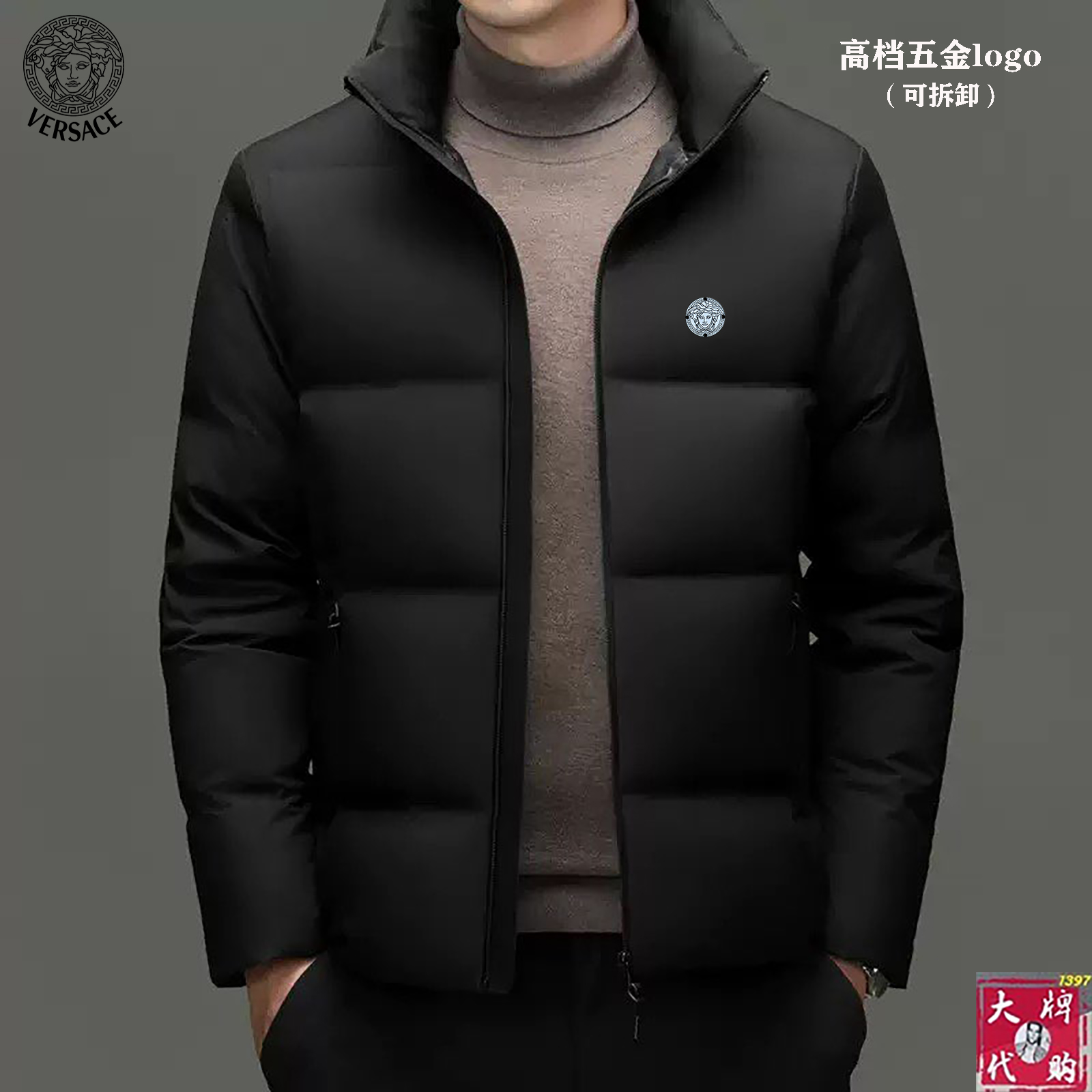 NO:648636,Versace's latest high-end fashionable casual down jacket, recommended for outdoor use. The ultra-authentic upper body instantly transforms into an oppa!  , simple and fashionable three-dimensional tailoring, unique craftsmanship, produced by the original factory; excellent upper body effect, showing confident temperament; all details show perfect quality. The classic logo on the chest symbolizes the brand's supreme quality. Owning it is the beginning of another fashion. Size M--4XL,,versace,versace,jackets & coats,down jacket,alexander wang19860909Versace 范思哲 最新款高端时尚休闲羽绒服外套,户外爆款推荐 超正版型上身瞬间变欧巴！,简约时尚的三维裁剪,工艺独特,原单代工厂出品；上身效果极佳,彰显自信气质；所有细微处尽情展现完美品质胸口的经典Logo象征了品牌至高的品质,拥有,便是另一种时尚的开始,码数M--4XL,,versace,versace,jackets & coats,down jacket,alexander wang,Men's clothing