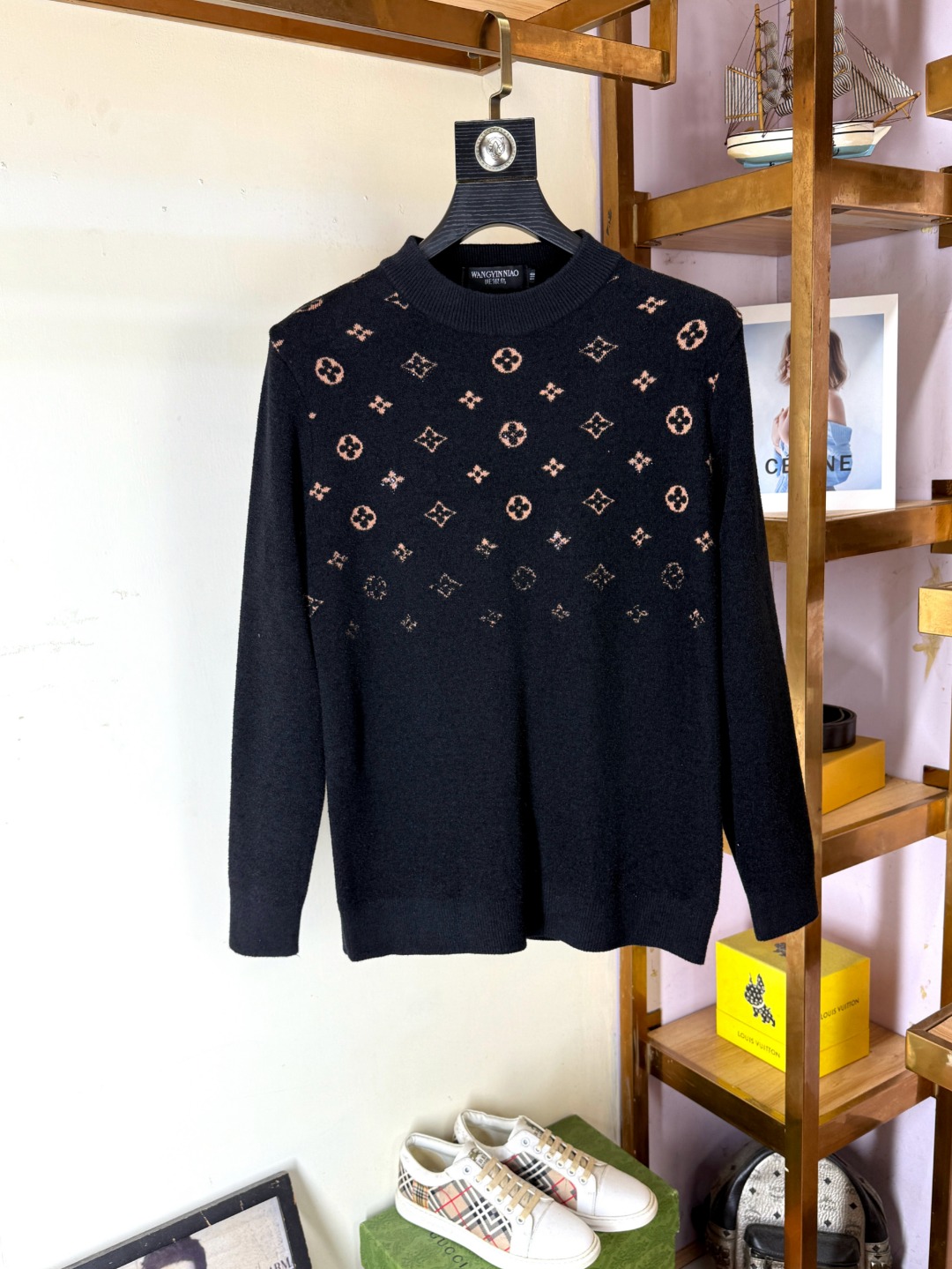 NO:656646,LV Louis Vuitton's latest round-neck sweater is now on sale at the counter!  Specially made of wool blended fabric. It feels comfortable. It can be directly in contact with the skin. The logo badge is exquisitely embroidered, which is extremely eye-catching!  The details highlight the fashionable charm of big brands. Exquisite workmanship. Three-dimensional cutting style. The wearing effect is invincible and handsome!  All three standards are complete!  New sweater size M-4XL,,louis vuitton,louis vuitton,sweaters,alexander wang19860909LV 路易威登 最新款圆领毛衣,专柜同步在售爆款！特供羊毛混纺面料.手感舒适.可直接接触皮肤,logo徽章精致刺绣标志,极为抢眼！细节凸显大牌时尚魅力.精致做工.立体裁剪风格.穿着效果无敌帅气！三标齐全！ 新款毛衣 码数M-4XL,,louis vuitton,louis vuitton,sweaters,alexander wang,Men's clothing