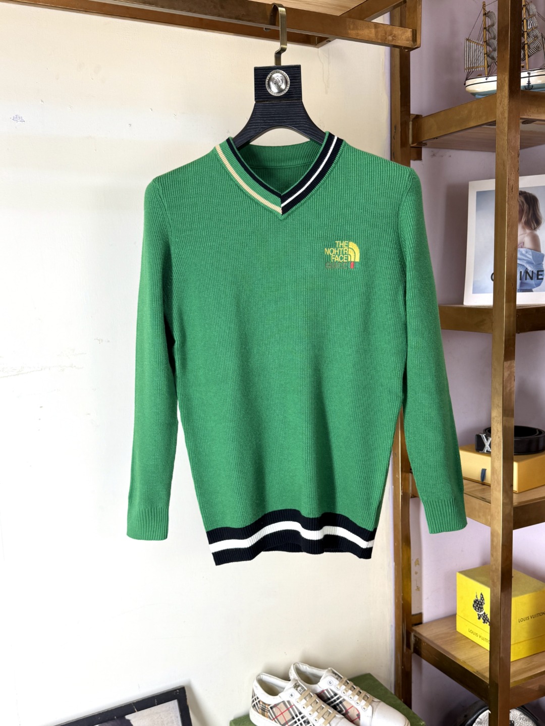 NO:656637,GUCCI Gucci’s latest round-neck sweater is on sale at the counter simultaneously!  Specially made of wool blended fabric. It feels comfortable. It can be directly in contact with the skin. The logo badge is exquisitely embroidered, which is extremely eye-catching!  The details highlight the fashionable charm of big brands. Exquisite workmanship. Three-dimensional cutting style. The wearing effect is invincible and handsome!  All three standards are complete!  New sweater size M-4XL,,gucci,sweaters,alexander wang19860909GUCCI古奇 最新款圆领毛衣,专柜同步在售爆款！特供羊毛混纺面料.手感舒适.可直接接触皮肤,logo徽章精致刺绣标志,极为抢眼！细节凸显大牌时尚魅力.精致做工.立体裁剪风格.穿着效果无敌帅气！三标齐全！ 新款毛衣 码数M-4XL,,gucci,sweaters,alexander wang,Men's clothing