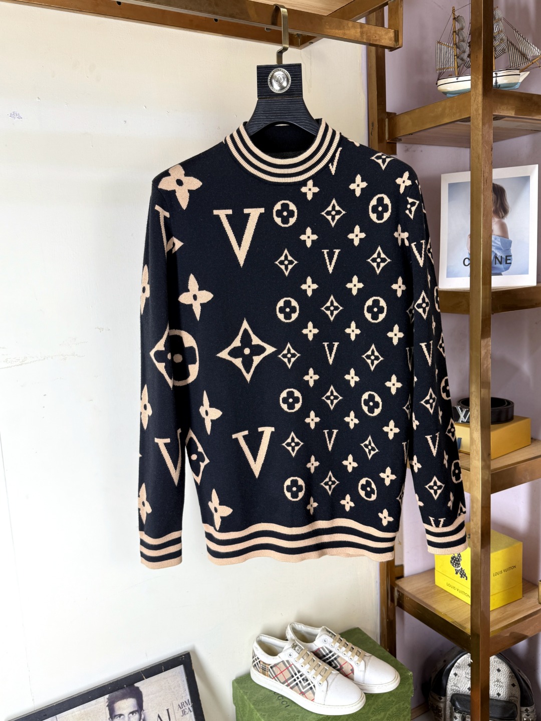 NO:656627,LV Louis Vuitton's latest round-neck sweater is now on sale at the counter!  Specially made of wool blended fabric. It feels comfortable. It can be directly in contact with the skin. The logo badge is exquisitely embroidered, which is extremely eye-catching!  The details highlight the fashionable charm of big brands. Exquisite workmanship. Three-dimensional cutting style. The wearing effect is invincible and handsome!  All three standards are complete!  New sweater size M-4XL,,louis vuitton,louis vuitton,sweaters,alexander wang19860909LV 路易威登 最新款圆领毛衣,专柜同步在售爆款！特供羊毛混纺面料.手感舒适.可直接接触皮肤,logo徽章精致刺绣标志,极为抢眼！细节凸显大牌时尚魅力.精致做工.立体裁剪风格.穿着效果无敌帅气！三标齐全！ 新款毛衣 码数M-4XL,,louis vuitton,louis vuitton,sweaters,alexander wang,Men's clothing