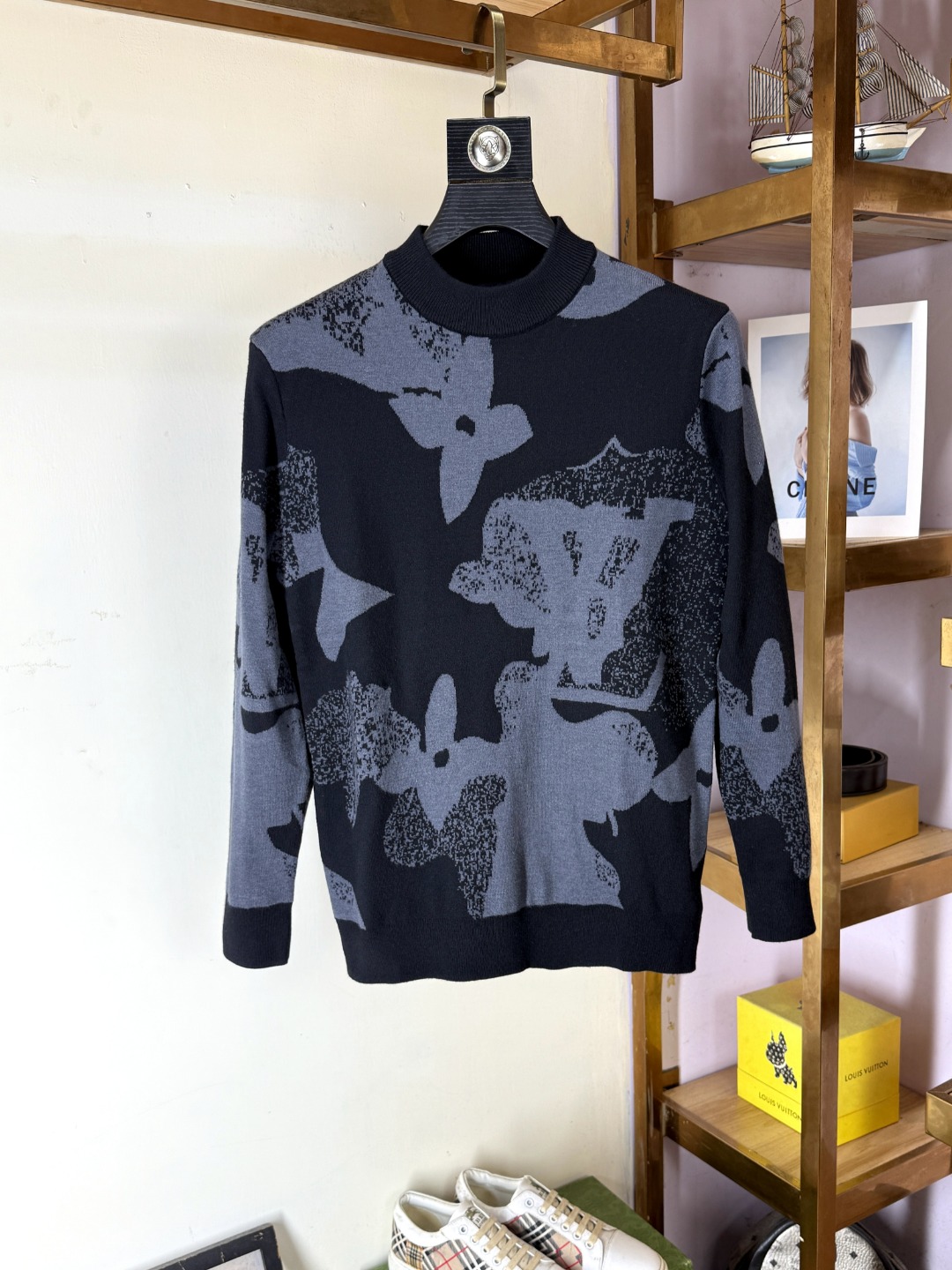 NO:656645,LV Louis Vuitton's latest round-neck sweater is now on sale at the counter!  Specially made of wool blended fabric. It feels comfortable. It can be directly in contact with the skin. The logo badge is exquisitely embroidered, which is extremely eye-catching!  The details highlight the fashionable charm of big brands. Exquisite workmanship. Three-dimensional cutting style. The wearing effect is invincible and handsome!  All three standards are complete!  New sweater size M-4XL,,louis vuitton,louis vuitton,sweaters,alexander wang19860909LV 路易威登 最新款圆领毛衣,专柜同步在售爆款！特供羊毛混纺面料.手感舒适.可直接接触皮肤,logo徽章精致刺绣标志,极为抢眼！细节凸显大牌时尚魅力.精致做工.立体裁剪风格.穿着效果无敌帅气！三标齐全！ 新款毛衣 码数M-4XL,,louis vuitton,louis vuitton,sweaters,alexander wang,Men's clothing