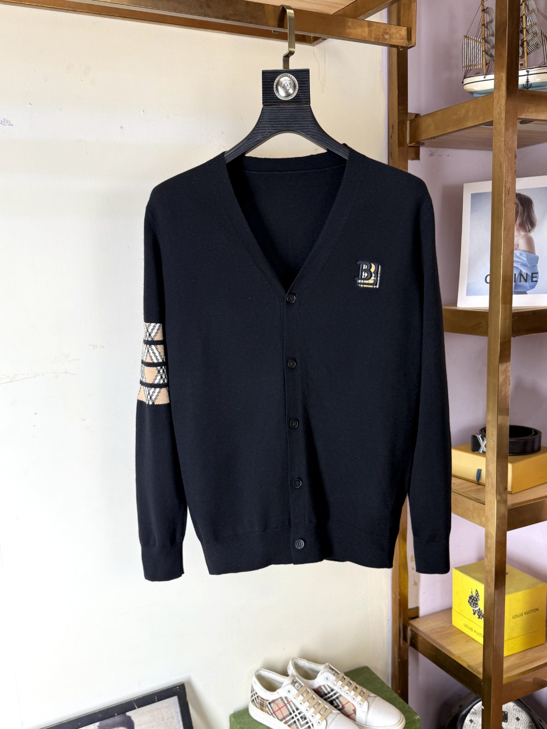 NO:656656,Burberry's latest round-neck sweater is now on sale at the counters!  Specially made of wool blended fabric. It feels comfortable. It can be directly in contact with the skin. The logo badge is exquisitely embroidered, which is extremely eye-catching!  The details highlight the fashionable charm of big brands. Exquisite workmanship. Three-dimensional cutting style. The wearing effect is invincible and handsome!  All three standards are complete!  New sweater size M-4XL,,burberry,burberry,sweaters,alexander wang19860909Burberry 巴宝莉 最新款圆领毛衣,专柜同步在售爆款！特供羊毛混纺面料.手感舒适.可直接接触皮肤,logo徽章精致刺绣标志,极为抢眼！细节凸显大牌时尚魅力.精致做工.立体裁剪风格.穿着效果无敌帅气！三标齐全！ 新款毛衣 码数M-4XL,,burberry,burberry,sweaters,alexander wang,Men's clothing