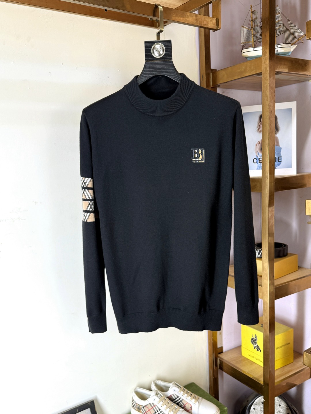 NO:656652,Burberry's latest round-neck sweater is now on sale at the counters!  Specially made of wool blended fabric. It feels comfortable. It can be directly in contact with the skin. The logo badge is exquisitely embroidered, which is extremely eye-catching!  The details highlight the fashionable charm of big brands. Exquisite workmanship. Three-dimensional cutting style. The wearing effect is invincible and handsome!  All three standards are complete!  New sweater size M-4XL,,burberry,burberry,sweaters,alexander wang19860909Burberry 巴宝莉 最新款圆领毛衣,专柜同步在售爆款！特供羊毛混纺面料.手感舒适.可直接接触皮肤,logo徽章精致刺绣标志,极为抢眼！细节凸显大牌时尚魅力.精致做工.立体裁剪风格.穿着效果无敌帅气！三标齐全！ 新款毛衣 码数M-4XL,,burberry,burberry,sweaters,alexander wang,Men's clothing