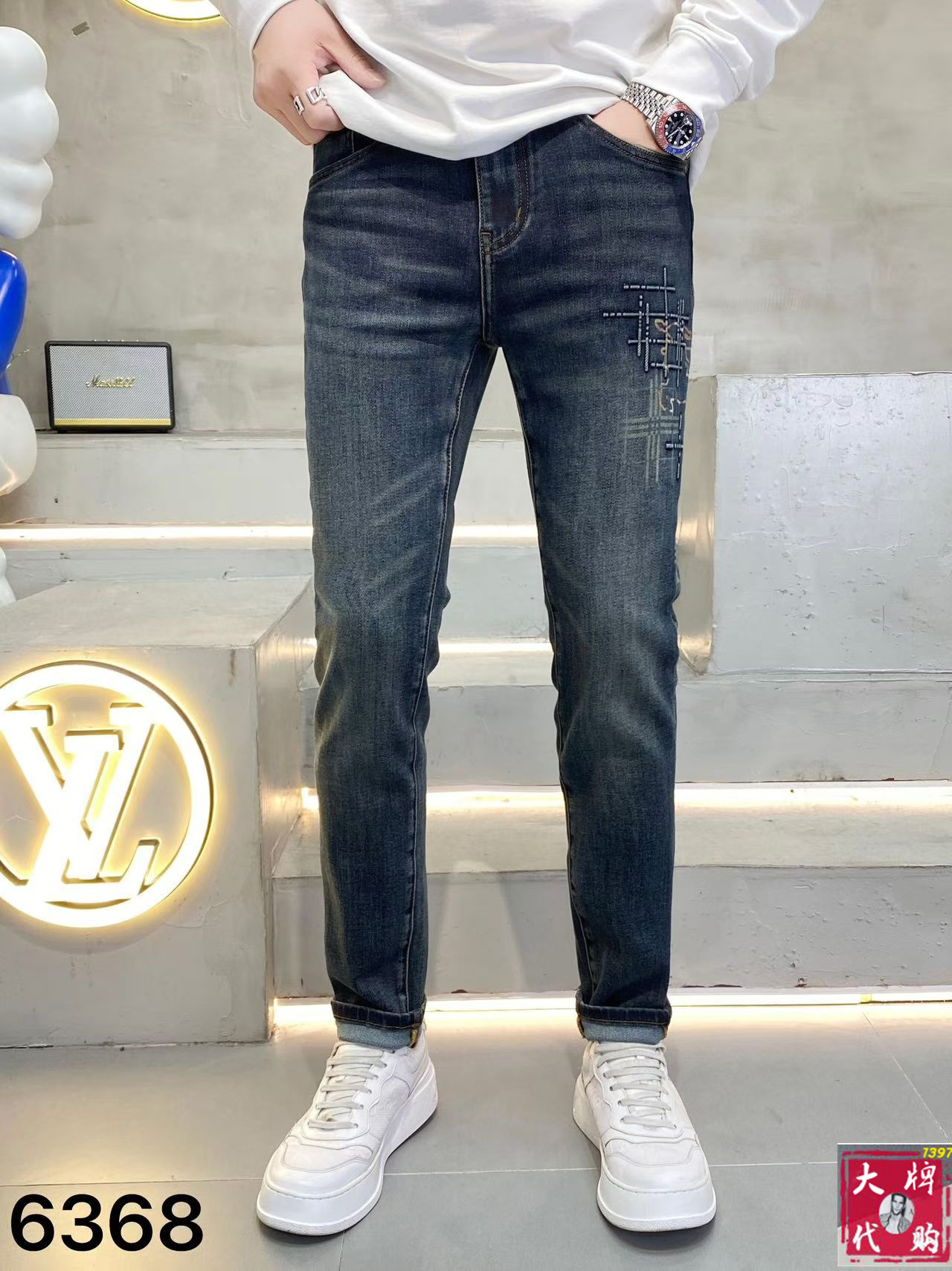 NO:691429,Burberry men's jeans original factory original fabric original wash water!  Imported original washed elastic fabric, complicated handicraft superposition, any washing process will turn into a completely different color effect if you stay for a few seconds longer, so it is more precious, especially durable and taste-resistant... Use the best elastic texture of tannin, genuine leather labels, high-end metal accessories... to create a unique and original jeans style!  Original hardware accessories, super correct fit, comfortable and breathable, extremely high grade, counter quality, and a very handsome upper body!  Code number 29-38,,burberry,burberry,jeans,19860909Burberry 巴宝莉 男士牛仔裤原厂原布原洗水！进口原版水洗弹力面料,复杂的手工艺叠加,任何一个洗水环节多停留几秒都会变成完全不一样的颜色效果,所以越加珍贵,特别持久、耐味…… 选用上乘的丹宁弹力质感,真皮皮牌、高定的金属辅料……打造出独特及原创的牛仔裤款型！原版五金辅料,版型超正,舒适透气,档次极高,专柜品质,上身帅气十足！码数29-38,,burberry,burberry,jeans,,Men's clothing