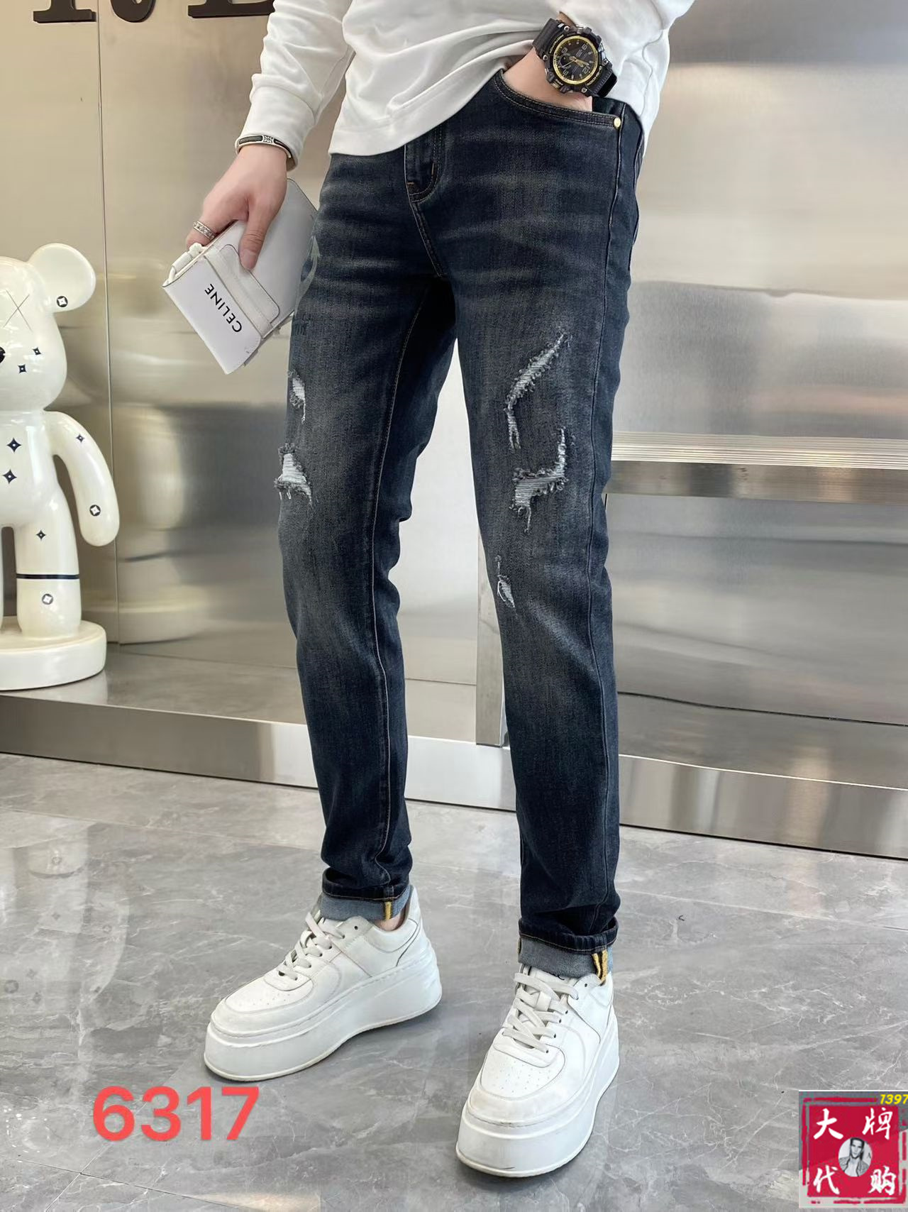 NO:691401,DG Dolce & Gabbana men's jeans original factory original fabric original wash water!  Imported original washed elastic fabric, complicated handicraft superposition, any washing process will turn into a completely different color effect if you stay for a few seconds longer, so it is more precious, especially durable and taste-resistant... Use the best elastic texture of tannin, genuine leather labels, high-end metal accessories... to create a unique and original jeans style!  Original hardware accessories, super correct fit, comfortable and breathable, extremely high grade, counter quality, and a very handsome upper body!  Code number 29-38,,Dolce&Gabbana,jeans,19860909DG 杜嘉班纳 男士牛仔裤原厂原布原洗水！进口原版水洗弹力面料,复杂的手工艺叠加,任何一个洗水环节多停留几秒都会变成完全不一样的颜色效果,所以越加珍贵,特别持久、耐味…… 选用上乘的丹宁弹力质感,真皮皮牌、高定的金属辅料……打造出独特及原创的牛仔裤款型！原版五金辅料,版型超正,舒适透气,档次极高,专柜品质,上身帅气十足！码数29-38,,Dolce&Gabbana,jeans,,Men's clothing