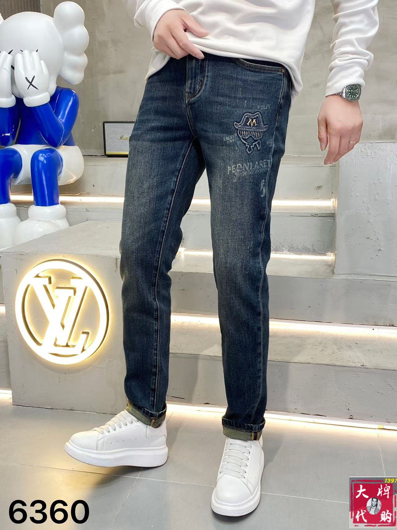 NO:691404,Fendi Fendi men's jeans original factory original fabric original wash water!  Imported original washed elastic fabric, complicated handicraft superposition, any washing process will turn into a completely different color effect if you stay for a few seconds longer, so it is more precious, especially durable and taste-resistant... Use the best elastic texture of tannin, genuine leather labels, high-end metal accessories... to create a unique and original jeans style!  Original hardware accessories, super correct fit, comfortable and breathable, extremely high grade, counter quality, and a very handsome upper body!  Code number 29-38,,fendi,fendi,jeans,19860909Fendi 芬迪 男士牛仔裤原厂原布原洗水！进口原版水洗弹力面料,复杂的手工艺叠加,任何一个洗水环节多停留几秒都会变成完全不一样的颜色效果,所以越加珍贵,特别持久、耐味…… 选用上乘的丹宁弹力质感,真皮皮牌、高定的金属辅料……打造出独特及原创的牛仔裤款型！原版五金辅料,版型超正,舒适透气,档次极高,专柜品质,上身帅气十足！码数29-38,,fendi,fendi,jeans,,Men's clothing