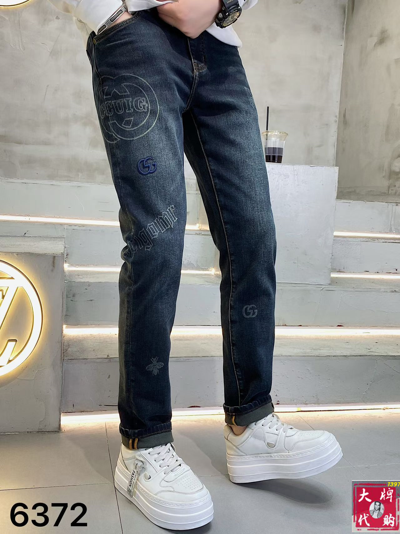 NO:691411,Gucci Gucci men's jeans original factory original fabric original wash water!  Imported original washed elastic fabric, complicated handicraft superposition, any washing process will turn into a completely different color effect if you stay for a few seconds longer, so it is more precious, especially durable and taste-resistant... Use the best elastic texture of tannin, genuine leather labels, high-end metal accessories... to create a unique and original jeans style!  Original hardware accessories, super correct fit, comfortable and breathable, extremely high grade, counter quality, and a very handsome upper body!  Code number 29-38,,gucci,jeans,19860909Gucci 古奇 男士牛仔裤原厂原布原洗水！进口原版水洗弹力面料,复杂的手工艺叠加,任何一个洗水环节多停留几秒都会变成完全不一样的颜色效果,所以越加珍贵,特别持久、耐味…… 选用上乘的丹宁弹力质感,真皮皮牌、高定的金属辅料……打造出独特及原创的牛仔裤款型！原版五金辅料,版型超正,舒适透气,档次极高,专柜品质,上身帅气十足！码数29-38,,gucci,jeans,,Men's clothing