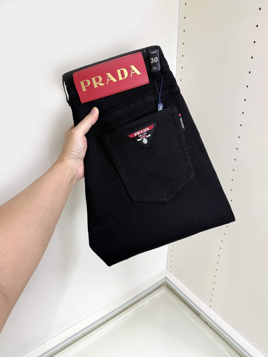 NO:681424,Prada's hottest new products are coming. New products are available at counters. The physical store has the best jeans counters with original 1:1 quality products, suitable for all ages. The highest version of European imported fabrics on the market. Comfortable, soft and skin-friendly, the upper body effect is super fashionable and versatile, straight and stylish, a wardrobe must-have!  Suitable for any occasion, sizes 30-40, prada, prada, jeans,19860909Prada 普拉达 爆款来袭 新款新品 专柜有售 实体店已极品牛仔裤专柜原版1:1好货,适合各个年龄段.市场最高版本的欧洲进口面料.舒适柔软亲肤,上身效果超级棒时尚百搭,笔挺有型,衣橱必备！适合任何场合穿着 尺码30-40,,prada,prada,jeans,,Men's clothing