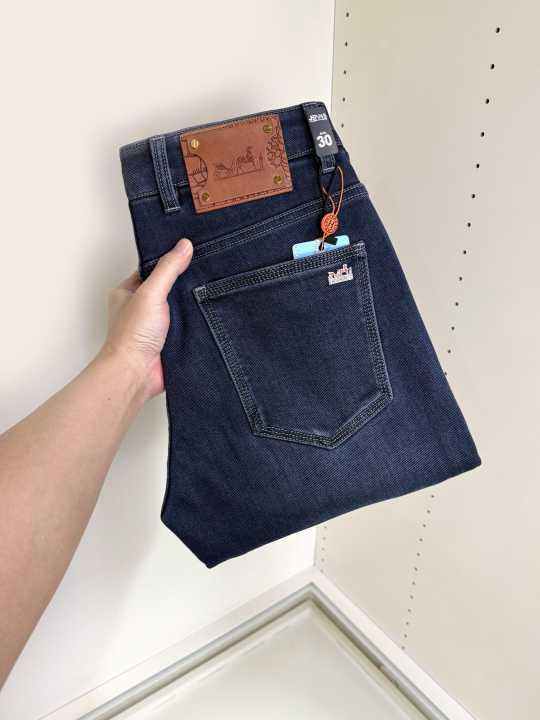 NO:681417,Hermes Hermes' hottest new products are coming. New products are available at counters. The physical store has the best jeans counters with original 1:1 quality products, suitable for all ages. The highest version of European imported fabrics on the market. Comfortable, soft and skin-friendly, the upper body effect is super fashionable and versatile, straight and stylish, a wardrobe must-have!  Suitable for any occasion, sizes 30-40,,hermes,hermes,jeans,19860909Hermes 爱马仕 爆款来袭 新款新品 专柜有售 实体店已极品牛仔裤专柜原版1:1好货,适合各个年龄段.市场最高版本的欧洲进口面料.舒适柔软亲肤,上身效果超级棒时尚百搭,笔挺有型,衣橱必备！适合任何场合穿着 尺码30-40,,hermes,hermes,jeans,,Men's clothing