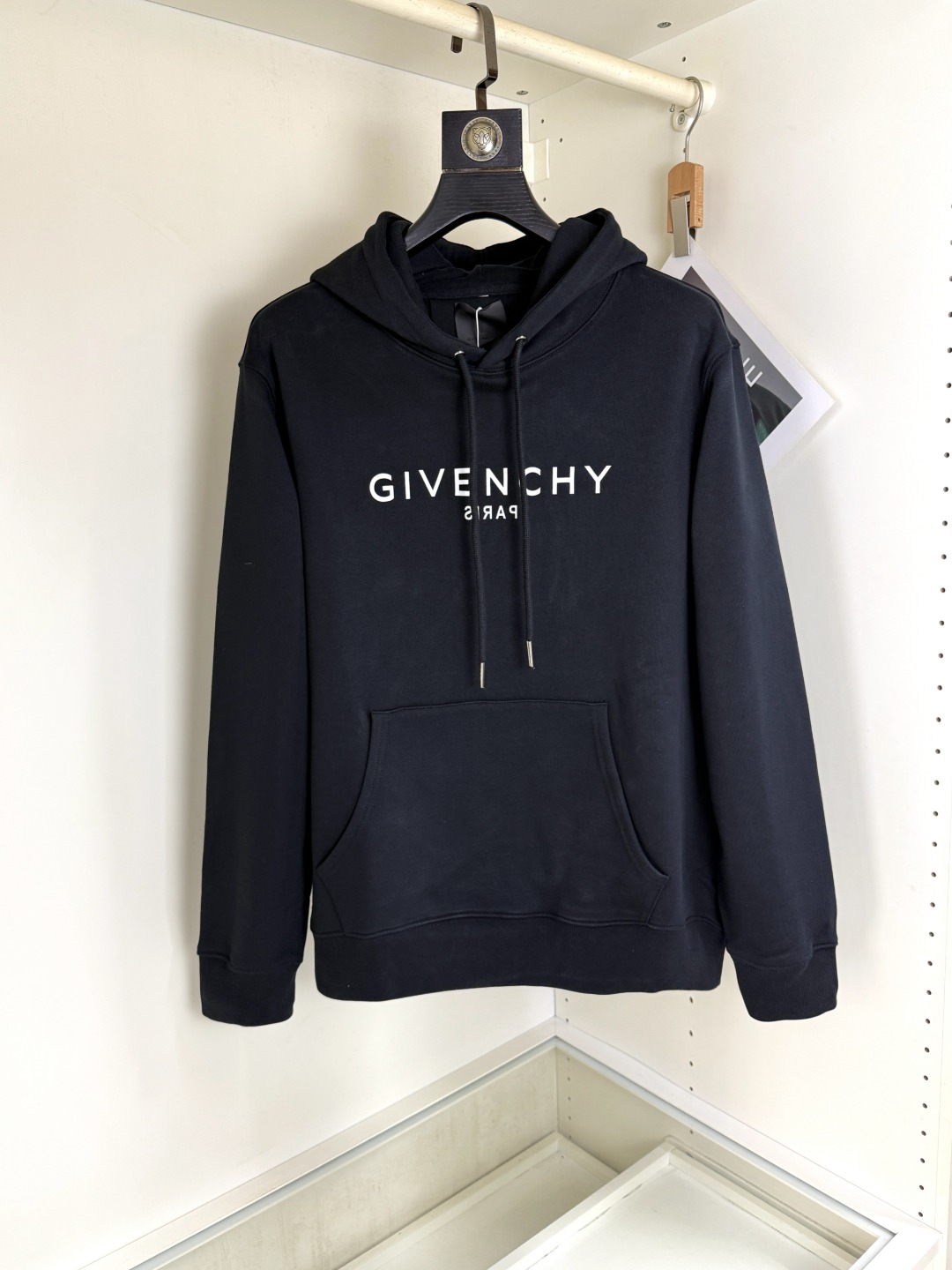 NO:681457,Givenchy Givenchy hooded sweatshirt, the latest and highest version with exquisite craftsmanship, the highest quality counter original pullover, top production technology imported fabrics, counter quality heavy embroidery design, imported high-end custom fabrics, imported silk threads with first-class feel!  The same styles for men and women are on sale on the official website!  Three complete standards, sizes S-XL,,givenchy,givenchy,hoodie,sweatshirts,hats,19860909Givenchy纪梵希 连帽卫衣 最新最顶级版本精美工艺,最顶级的品质专柜原单套头衫,顶级制作工艺进口面料,专柜品质重工刺绣设计,采用进口高端订制面料,进口丝线手感一流！男女同款官网在售！三标齐全 码数S-XL,,givenchy,givenchy,hoodie,sweatshirts,hats,,Men's clothing