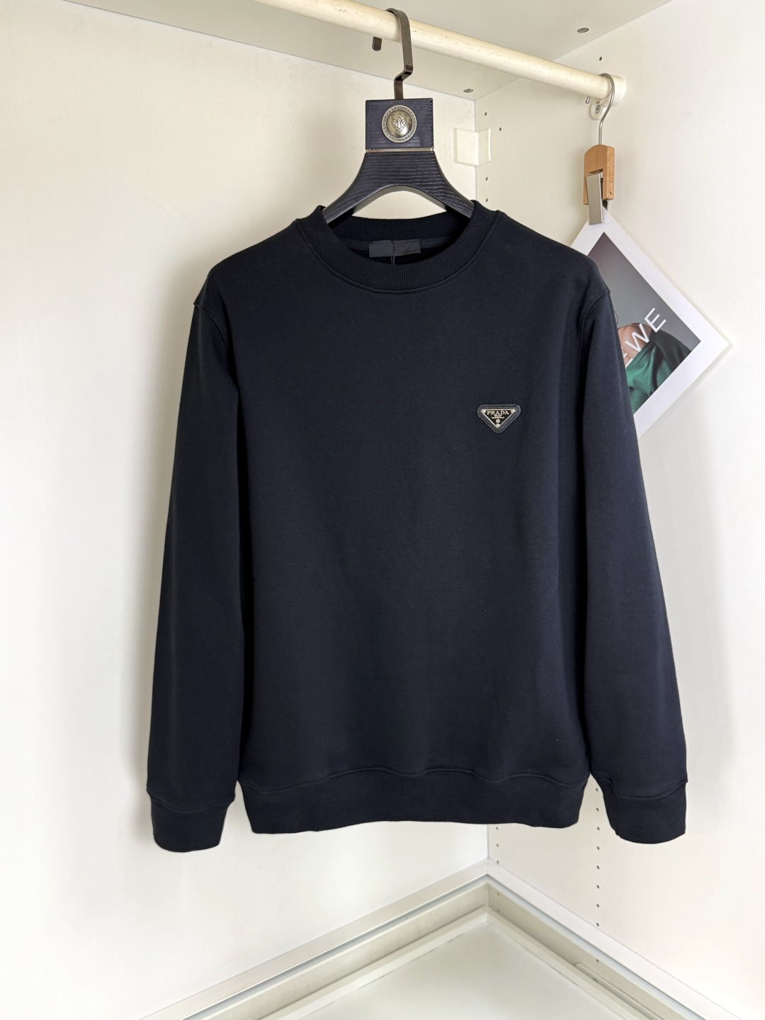 NO:681429,Prada round neck sweatshirt, the latest and top version with exquisite craftsmanship, top quality counter original pullover, top production technology imported fabrics, counter quality heavy embroidery design, imported high-end custom fabrics, imported silk threads with first-class feel!  The same styles for men and women are on sale on the official website!  Three complete standards, sizes S-XL, prada, prada, hoodie, sweatshirts,19860909Prada 普拉达 圆领卫衣 最新最顶级版本精美工艺,最顶级的品质专柜原单套头衫,顶级制作工艺进口面料,专柜品质重工刺绣设计,采用进口高端订制面料,进口丝线手感一流！男女同款官网在售！三标齐全 码数S-XL,,prada,prada,hoodie,sweatshirts,,Men's clothing