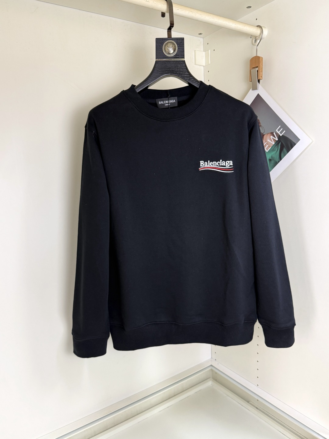 NO:681439,Balenciaga round neck sweatshirt, the latest and highest version with exquisite craftsmanship, the highest quality counter original pullover, top production technology imported fabrics, counter quality heavy embroidery design, imported high-end custom fabrics, imported silk threads with first-class feel!  The same styles for men and women are on sale on the official website!  Three complete standards, sizes S-XL,,balenciaga,balenciaga,hoodie,sweatshirts,19860909Balenciaga 巴黎世家 圆领卫衣 最新最顶级版本精美工艺,最顶级的品质专柜原单套头衫,顶级制作工艺进口面料,专柜品质重工刺绣设计,采用进口高端订制面料,进口丝线手感一流！男女同款官网在售！三标齐全 码数S-XL,,balenciaga,balenciaga,hoodie,sweatshirts,,Men's clothing