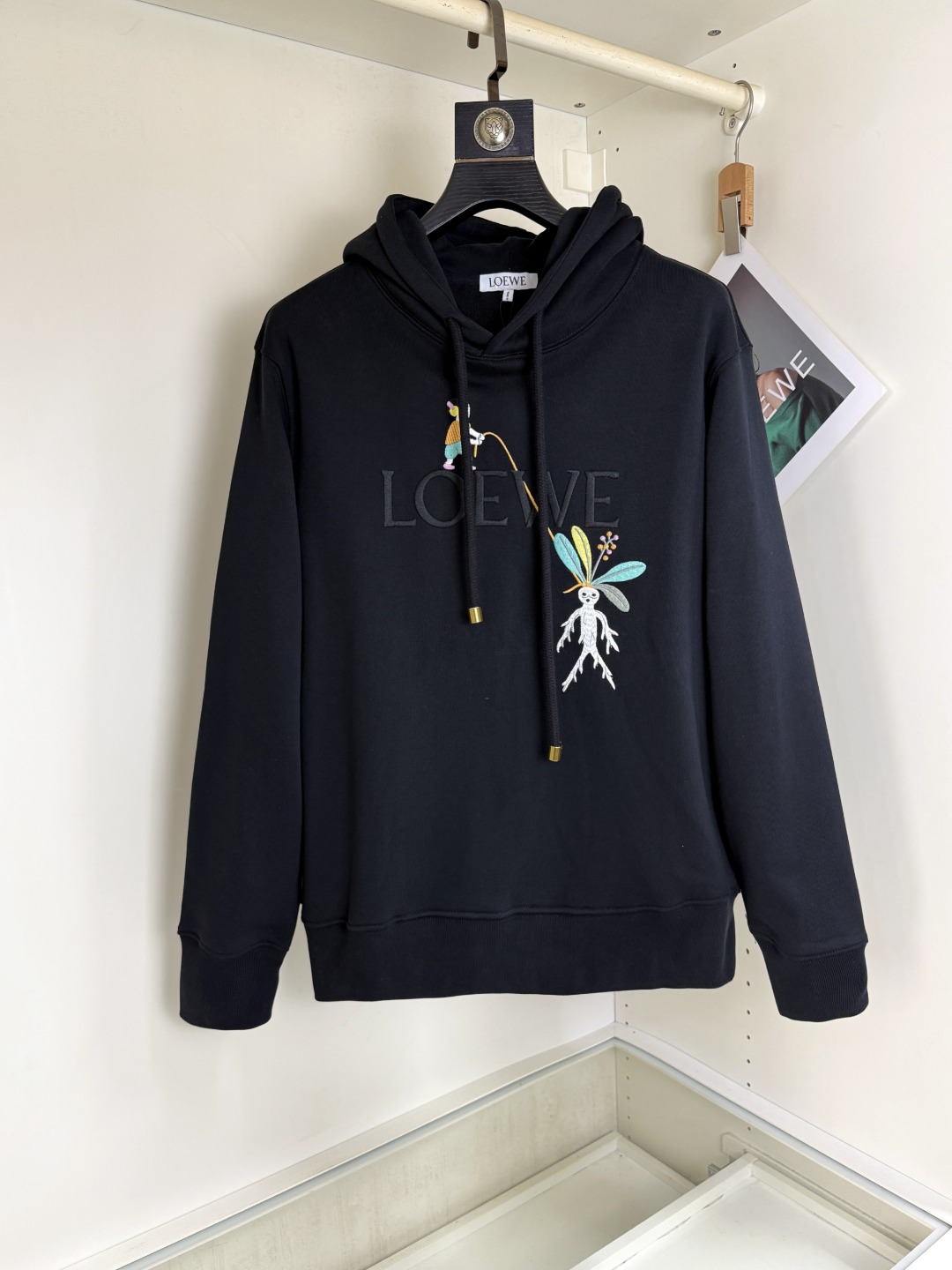 NO:681490,Loewe Loewe hooded sweatshirt, the latest and top version with exquisite craftsmanship, top quality counter original pullover, top quality imported fabrics, counter quality heavy embroidery design, imported high-end custom fabrics, imported silk threads with first-class feel!  The same styles for men and women are on sale on the official website!  Three complete standards, sizes S-XL,,loewe,loewe,hoodie,sweatshirts,hats,19860909Loewe 罗意威 连帽卫衣 最新最顶级版本精美工艺,最顶级的品质专柜原单套头衫,顶级制作工艺进口面料,专柜品质重工刺绣设计,采用进口高端订制面料,进口丝线手感一流！男女同款官网在售！三标齐全 码数S-XL,,loewe,loewe,hoodie,sweatshirts,hats,,Men's clothing