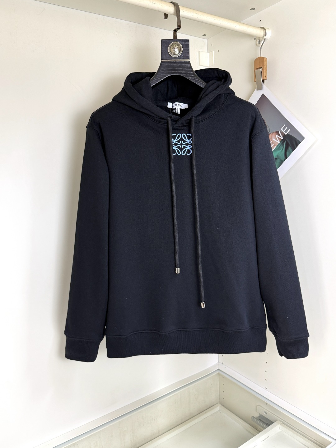 NO:681478,Loewe Loewe hooded sweatshirt, the latest and top version with exquisite craftsmanship, top quality counter original pullover, top quality imported fabrics, counter quality heavy embroidery design, imported high-end custom fabrics, imported silk threads with first-class feel!  The same styles for men and women are on sale on the official website!  Three complete standards, sizes S-XL,,loewe,loewe,hoodie,sweatshirts,hats,19860909Loewe 罗意威 连帽卫衣 最新最顶级版本精美工艺,最顶级的品质专柜原单套头衫,顶级制作工艺进口面料,专柜品质重工刺绣设计,采用进口高端订制面料,进口丝线手感一流！男女同款官网在售！三标齐全 码数S-XL,,loewe,loewe,hoodie,sweatshirts,hats,,Men's clothing