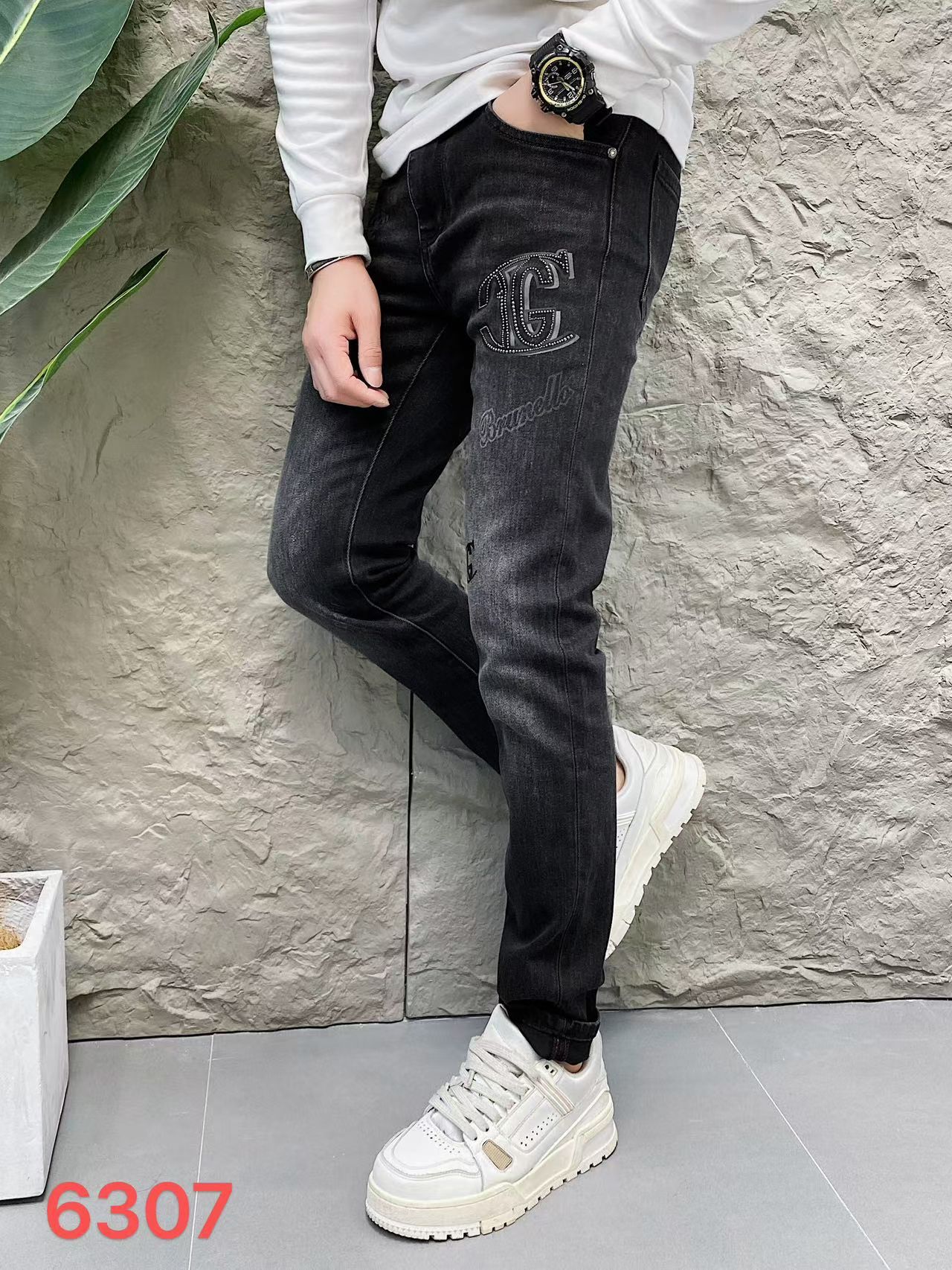 NO:681420,DG Dolce & Gabbana highly recommends high-end European products, the latest counter series for autumn and winter, high-end customized slim fit jeans, the latest fashion week catwalk models, perfect hardware decoration, overweight craft design, fashion essentials, simple and versatile style, pure hand embroidery and sewing, original color yeast washing process, selected heavy denim denim fabric (pure cotton) three-dimensional tailoring, perfect details, the best product!  (Micro stretch) Size 29-38,,Dolce&Gabbana,jeans,19860909DG 杜嘉班纳 重磅推荐高端欧货 秋冬最新专柜系列 高端订制修身小脚牛仔裤 最新时装周走秀款 完美五金装饰 超重工艺设计 时尚必备品 简约百搭款 纯手工刺绣缝制 原色酵母水洗工艺 精选重磅丹宁牛仔面料（纯棉）立体剪裁 完美细节 巅峰佳品！（微弹力）尺码29-38,,Dolce&Gabbana,jeans,,Men's clothing