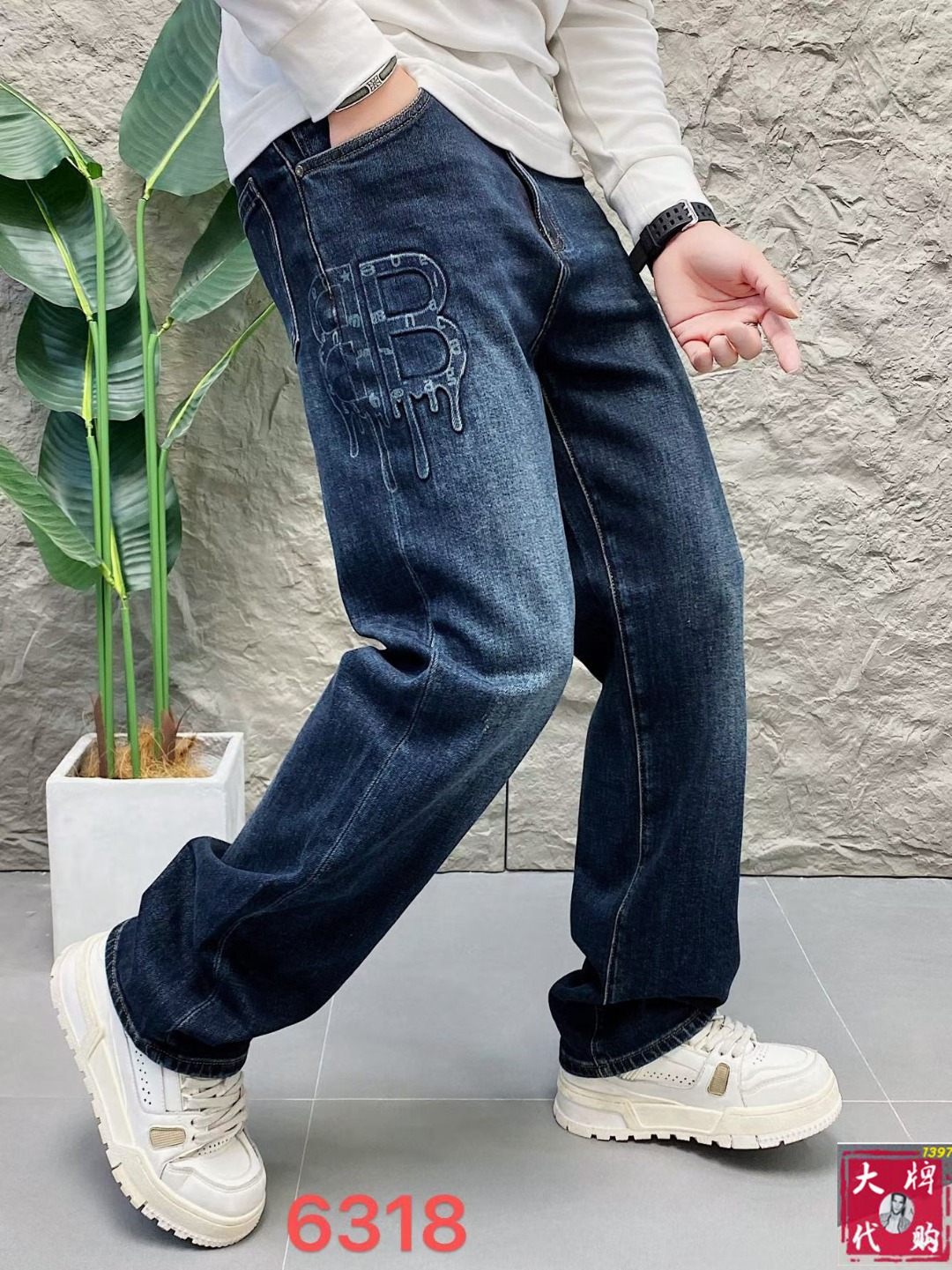 NO:681427,Balenciaga highly recommends high-end European products, the latest autumn and winter counter series, high-end customized slim fit jeans, the latest fashion week catwalk style, perfect hardware decoration, overweight craft design, fashion essentials, simple and versatile style, pure hand embroidery and sewing, original color yeast washing process, selected heavy denim denim fabric (pure cotton) three-dimensional tailoring, perfect details, the best product!  (Micro stretch) Size 29-38,,balenciaga,balenciaga,jeans,19860909Balenciaga 巴黎世家 重磅推荐高端欧货 秋冬最新专柜系列 高端订制修身小脚牛仔裤 最新时装周走秀款 完美五金装饰 超重工艺设计 时尚必备品 简约百搭款 纯手工刺绣缝制 原色酵母水洗工艺 精选重磅丹宁牛仔面料（纯棉）立体剪裁 完美细节 巅峰佳品！（微弹力）尺码29-38,,balenciaga,balenciaga,jeans,,Men's clothing