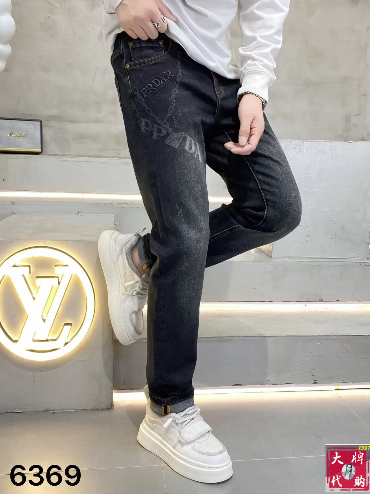 NO:681441,Prada highly recommends high-end European products, the latest counter series for autumn and winter, high-end customized slim fit jeans, the latest fashion week catwalk style, perfect hardware decoration, overweight craft design, fashion essentials, simple and versatile style, pure hand embroidery and sewing, original color yeast washing process, selected heavy denim denim fabric (pure cotton) three-dimensional tailoring, perfect details, the best product!  (Micro stretch) Size 29-38,, prada, prada, jeans,19860909Prada 普拉达 重磅推荐高端欧货 秋冬最新专柜系列 高端订制修身小脚牛仔裤 最新时装周走秀款 完美五金装饰 超重工艺设计 时尚必备品 简约百搭款 纯手工刺绣缝制 原色酵母水洗工艺 精选重磅丹宁牛仔面料（纯棉）立体剪裁 完美细节 巅峰佳品！（微弹力）尺码29-38,,prada,prada,jeans,,Men's clothing