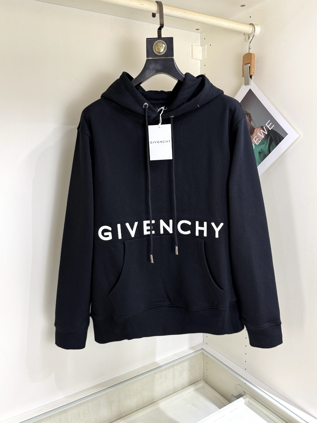 NO:691407,Givenchy high version, sizes S-XL, can wear up to 190 pounds, top-notch long-sleeved hooded three-dimensional embroidered sweatshirt, advanced customization and versatile style, imported Italian fabrics that anyone can easily control, fully customized fabrics, the latest logo design of the luxury classic brand on the chest, very classy and a must-have for those who know the goods!  The tailoring is a slim fit, very delicate, shows off aura, and highlights the sophistication of business men. This is unique, it is just right for slim fit, and the upper body effect is very good.,,givenchy,givenchy,hoodie,sweatshirts,hats,19860909Givenchy 纪梵希 高版本 尺码S-XL 可穿190斤 顶级长袖连帽立体刺绣卫衣高级定制百搭款,意大利进口面料任何人都可以轻松驾驭 面料全订制工艺 胸前奢华经典品牌最新logo设计,非常显档次懂货的必须入！版型剪裁属于修身款 非常精致,显气场,又会凸显商务男士的精致,这就是独到之处,恰到好处的修身,上身效果非常赞.,,givenchy,givenchy,hoodie,sweatshirts,hats,,Men's clothing