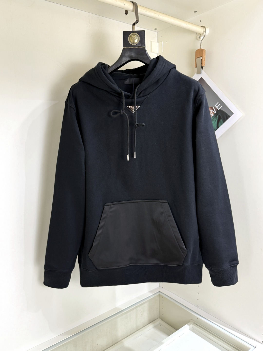 NO:691402,Prada Prada high version, sizes S-XL, can wear up to 190 pounds, top-notch long-sleeved hooded three-dimensional embroidered sweatshirt, advanced customization and versatile style, imported Italian fabrics that anyone can easily control, fully customized fabrics, latest logo design of luxury classic brands on the chest, very classy and a must-have for those who know their stuff!  The tailoring is a slim fit, very delicate, shows aura, and highlights the sophistication of business men. This is unique, it is just right for slim fit, and the upper body effect is very good.,, prada, prada, hoodie, sweatshirts, hats,19860909Prada 普拉达 高版本 尺码S-XL 可穿190斤 顶级长袖连帽立体刺绣卫衣高级定制百搭款,意大利进口面料任何人都可以轻松驾驭 面料全订制工艺 胸前奢华经典品牌最新logo设计,非常显档次懂货的必须入！版型剪裁属于修身款 非常精致,显气场,又会凸显商务男士的精致,这就是独到之处,恰到好处的修身,上身效果非常赞.,,prada,prada,hoodie,sweatshirts,hats,,Men's clothing