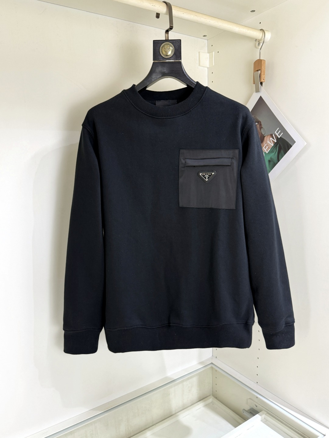 NO:691423,Prada Prada high version, sizes S-XL, can be worn. Top-notch long-sleeved three-dimensional embroidered sweatshirt, advanced customization and versatile style. Italian imported fabrics can be easily controlled by anyone. The fabric is fully customized. The latest logo design of the luxury classic brand on the chest is very classy and a must-have for those who know their stuff!  The tailoring is a slim fit, very refined, shows off aura, and highlights the sophistication of business men. This is unique, it is just right for slim fit, and the upper body effect is very good.,, prada, prada, hoodie, sweatshirts,19860909Prada 普拉达 高版本 尺码S-XL 可穿斤 顶级长袖立体刺绣卫衣高级定制百搭款,意大利进口面料任何人都可以轻松驾驭 面料全订制工艺 胸前奢华经典品牌最新logo设计,非常显档次懂货的必须入！版型剪裁属于修身款 非常精致,显气场,又会凸显商务男士的精致,这就是独到之处,恰到好处的修身,上身效果非常赞.,,prada,prada,hoodie,sweatshirts,,Men's clothing