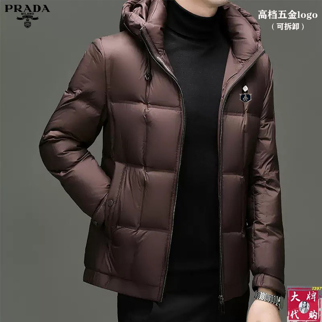 NO:691421,PRADA 2025ss latest model debuts at counters!  High-end fashionable casual down jacket, the super authentic upper body will instantly transform you into an oppa!  , Simple and fashionable three-dimensional tailoring, unique craftsmanship, produced by the original factory; excellent upper body effect, showing confident temperament; all details show perfect quality. The classic logo on the chest symbolizes the brand's supreme quality. Owning it is the beginning of another fashion. Size M--4XL; 175 tall and 140 pounds to wear XL. When placing an order, please indicate your height and weight to match the appropriate size,19860909PRADA 普拉达 2025ss最新款专柜同款首发！高端时尚休闲羽绒外套,超正版型上身瞬间变欧巴！,简约时尚的三维裁剪,工艺独特,原单代工厂出品；上身效果极佳,彰显自信气质；所有细微处尽情展现完美品质胸口的经典Logo象征了品牌至高的品质,拥有,便是另一种时尚的开始,码数M--4XL；175高 140斤穿XL,下单敬请报身高体重 以配合适码数,,prada,prada,jackets & coats,down jacket,,Men's clothing