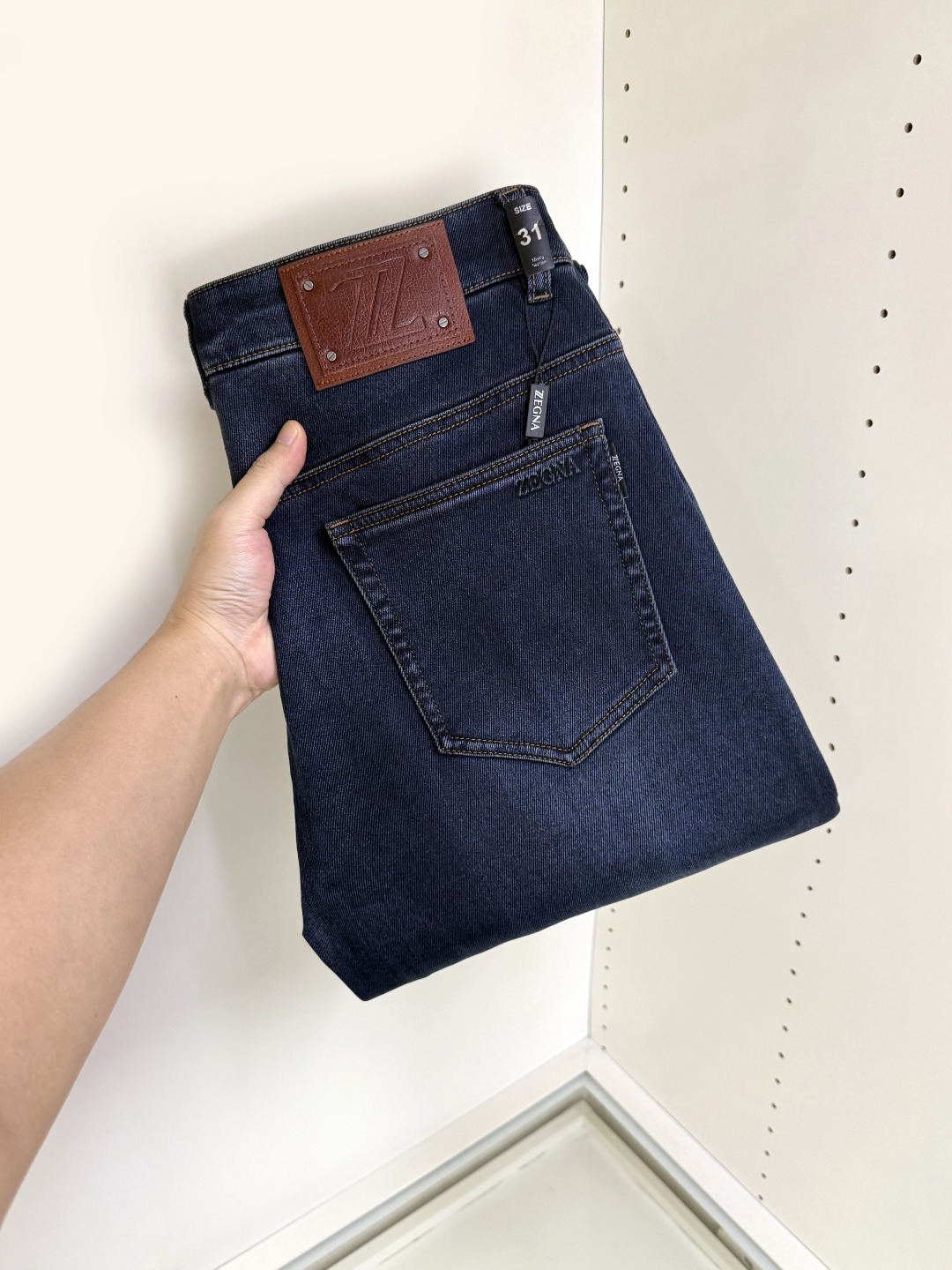 NO:743725,ZZ Ermenegildo Zegna's hottest new products are coming. New products are available at counters. The physical store has the best jeans counters with original 1:1 good products, suitable for all ages. The highest version of European imported fabrics on the market. Comfortable, soft and skin-friendly, the upper body effect is super fashionable and versatile, straight and stylish, a wardrobe must-have!  Suitable for any occasion, sizes 30-40,,zegna,jeans,19860909ZZ 杰尼亚 爆款来袭 新款新品 专柜有售 实体店已极品牛仔裤专柜原版1:1好货,适合各个年龄段.市场最高版本的欧洲进口面料.舒适柔软亲肤,上身效果超级棒时尚百搭,笔挺有型,衣橱必备！适合任何场合穿着 尺码30-40,,zegna,jeans,,Men's clothing