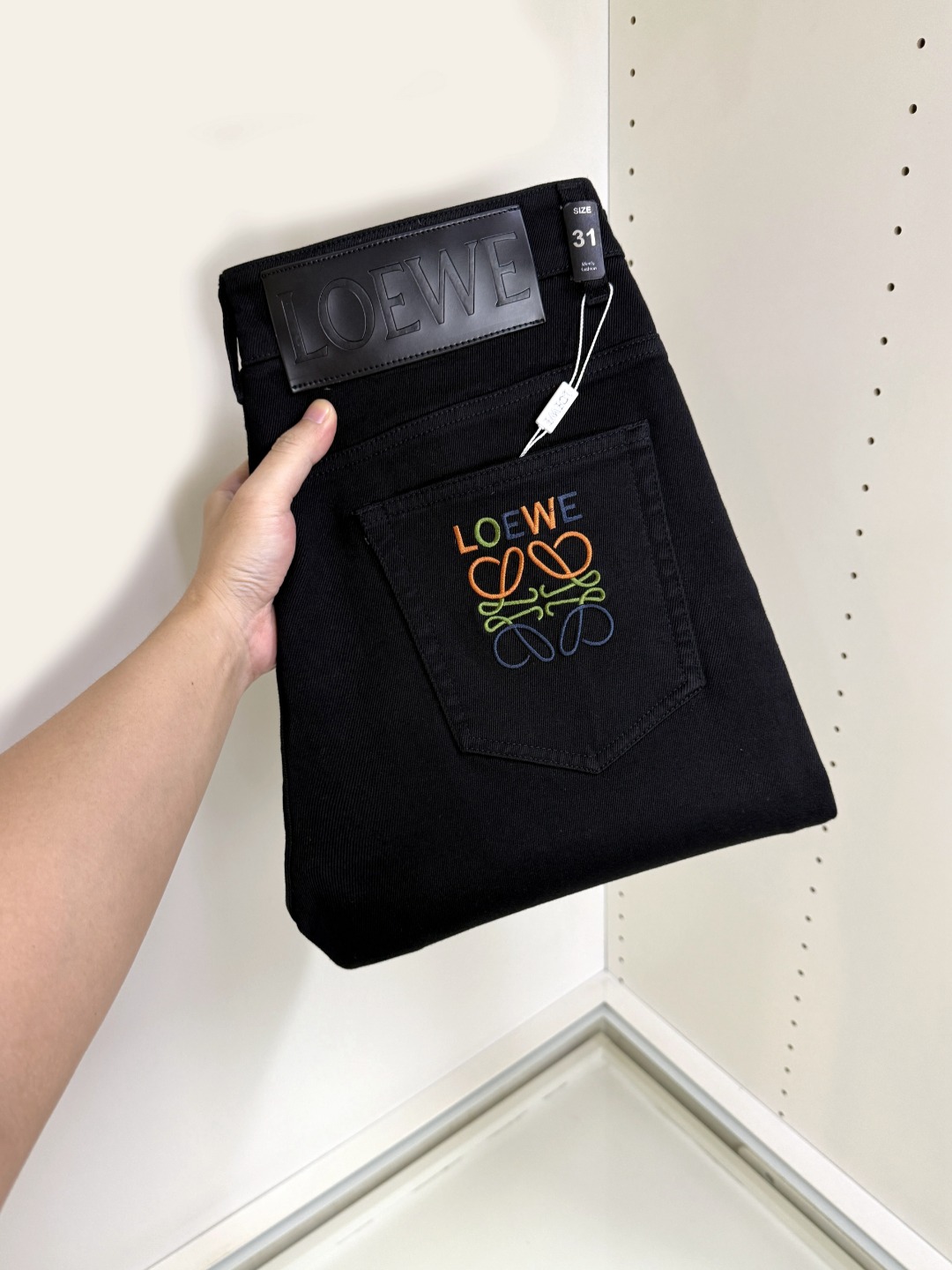 NO:733108,Loewe's hot trend is coming. New and new products are available at counters. The physical store has the best original 1:1 jeans in the counter, suitable for all ages. The highest version of European imported fabrics on the market. Comfortable, soft and skin-friendly, with super upper body effect, fashionable and versatile, straight and stylish, a wardrobe must-have!  Suitable for any occasion, sizes 30-38,,loewe,loewe,jeans,19860909Loewe 罗意威 爆款来袭 新款新品 专柜有售 实体店已极品牛仔裤专柜原版1:1好货,适合各个年龄段.市场最高版本的欧洲进口面料.舒适柔软亲肤,上身效果超级棒时尚百搭,笔挺有型,衣橱必备！适合任何场合穿着 尺码30-38,,loewe,loewe,jeans,,Men's clothing