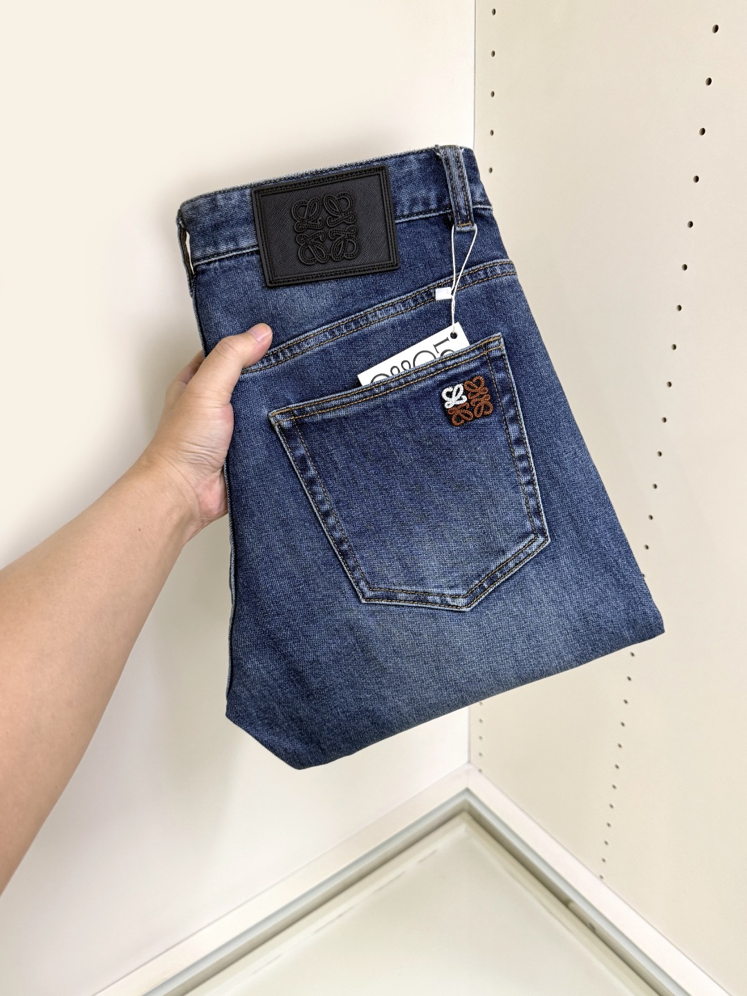 NO:733128,Loewe's hot trend is coming. New and new products are available at counters. The physical store has the best original 1:1 jeans in the counter, suitable for all ages. The highest version of European imported fabrics on the market. Comfortable, soft and skin-friendly, with super upper body effect, fashionable and versatile, straight and stylish, a wardrobe must-have!  Suitable for any occasion, sizes 30-40,,loewe,loewe,jeans,19860909Loewe 罗意威 爆款来袭 新款新品 专柜有售 实体店已极品牛仔裤专柜原版1:1好货,适合各个年龄段.市场最高版本的欧洲进口面料.舒适柔软亲肤,上身效果超级棒时尚百搭,笔挺有型,衣橱必备！适合任何场合穿着 尺码30-40,,loewe,loewe,jeans,,Men's clothing