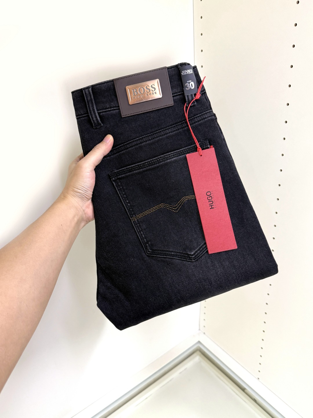 NO:756617,BOSS's hottest new products are coming. New products are available at counters. The best jeans counters in physical stores have original 1:1 quality products, suitable for all ages. The highest version of European imported fabrics on the market. Comfortable, soft and skin-friendly, with super upper body effects. Fashionable and versatile, straight and stylish, a wardrobe must-have!  Suitable for any occasion, sizes 30-40,,jeans,19860909BOSS 波士 爆款来袭 新款新品 专柜有售 实体店已极品牛仔裤专柜原版1:1好货,适合各个年龄段.市场最高版本的欧洲进口面料.舒适柔软亲肤,上身效果超级棒时尚百搭,笔挺有型,衣橱必备！适合任何场合穿着 尺码30-40,,jeans,,Men's clothing