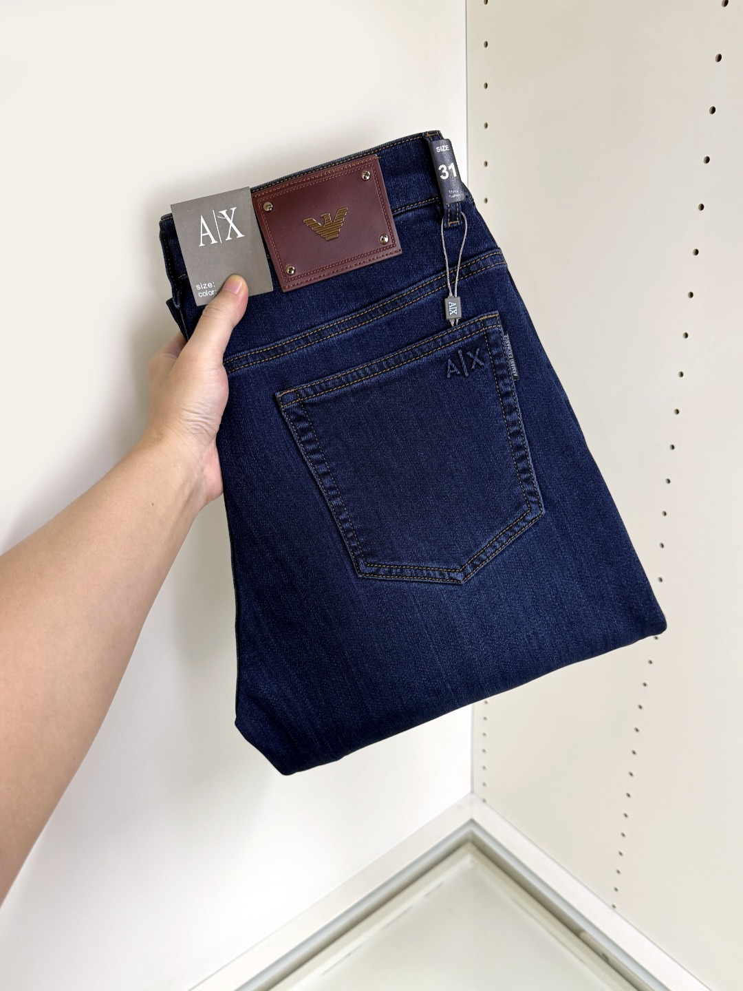 NO:756620,Armani Armani's hottest new products are coming. New products are available at counters. The best jeans counters have original 1:1 goods in physical stores, suitable for all ages. The highest version of European imported fabrics on the market. Comfortable, soft and skin-friendly, with super upper body effects. Fashionable and versatile, straight and stylish, a wardrobe must-have!  Suitable for any occasion, sizes 30-40,,armani,armani,jeans,19860909Armani 阿玛尼 爆款来袭 新款新品 专柜有售 实体店已极品牛仔裤专柜原版1:1好货,适合各个年龄段.市场最高版本的欧洲进口面料.舒适柔软亲肤,上身效果超级棒时尚百搭,笔挺有型,衣橱必备！适合任何场合穿着 尺码30-40,,armani,armani,jeans,,Men's clothing