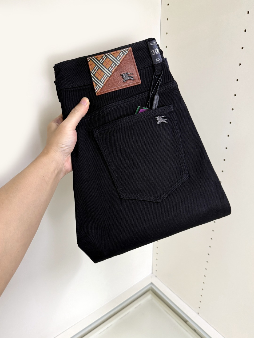 NO:743681,Burberry's hottest new products are coming. New products are available at counters. The best jeans counters in physical stores have original 1:1 quality products, suitable for all ages. The highest version of European imported fabrics on the market. Comfortable, soft and skin-friendly, with super upper body effect, fashionable and versatile, straight and stylish, a wardrobe must-have!  Suitable for any occasion, sizes 30-40,,burberry,burberry,jeans,19860909Burberry 巴宝莉 爆款来袭 新款新品 专柜有售 实体店已极品牛仔裤专柜原版1:1好货,适合各个年龄段.市场最高版本的欧洲进口面料.舒适柔软亲肤,上身效果超级棒时尚百搭,笔挺有型,衣橱必备！适合任何场合穿着 尺码30-40,,burberry,burberry,jeans,,Men's clothing