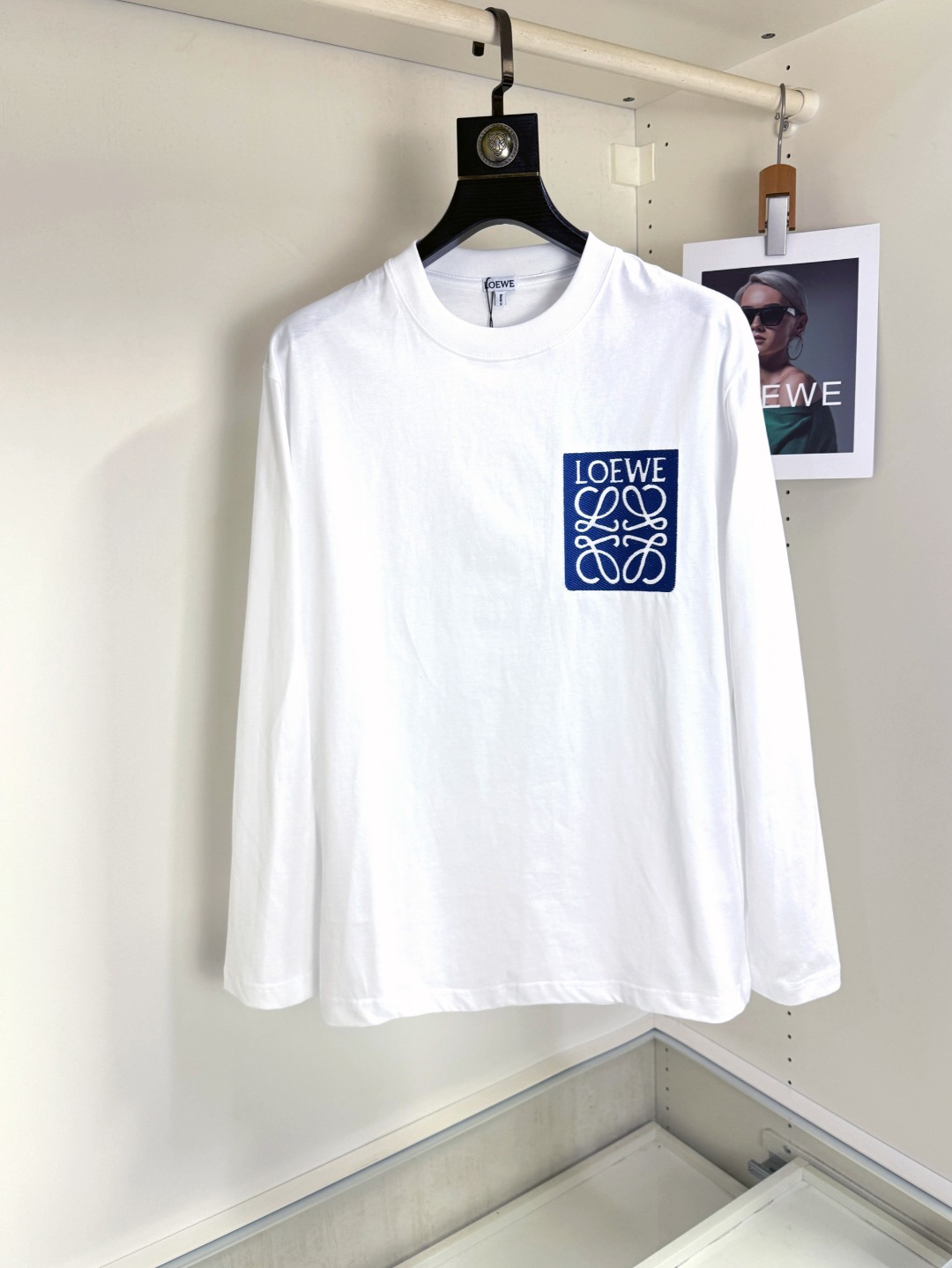 NO:735116,LOEWE's spring and summer new round neck embroidered long-sleeved T-shirt bottoming shirt. The elemental logo badge highlights the casual fashion charm and still leads the fashion trend. It selects long-staple cotton yarn and 260g worsted high-count heavyweight custom-woven and dyed fabrics. It is washed at high temperature before cutting to shape, and the finished product is washed softly. It feels skin-friendly when worn. The cotton is soft and has a natural drape. It is synchronized with the counter and has a loose version with slightly dropped shoulders. It can be salty or sweet, suitable for both men and women, and is super versatile.  Using machine embroidery, the delicate and full texture is highlighted, bringing a new experience to fashion sports and leisure!  !  Size XS-XL,,loewe,loewe,tees,t-shirt,19860909LOEWE罗意威 春夏辛新款圆领刺绣长袖T恤打底衫 元素性的Logo徽章凸显休闲时尚魅力,依然独领时尚风骚,甄选长绒棉纱,260g精纺高支重磅定织定染面料,裁前高温洗水定型,成品再洗柔,穿着感受亲肤棉柔,垂感自然.专柜同步,微落肩宽松版型,可盐可甜,男女皆宜,超百搭. 采用器械刺绣,细腻饱满的质感突显,为时尚运动休闲带来全新体验！！ 尺码 XS-XL,,loewe,loewe,tees，t-shirt,,Men's clothing