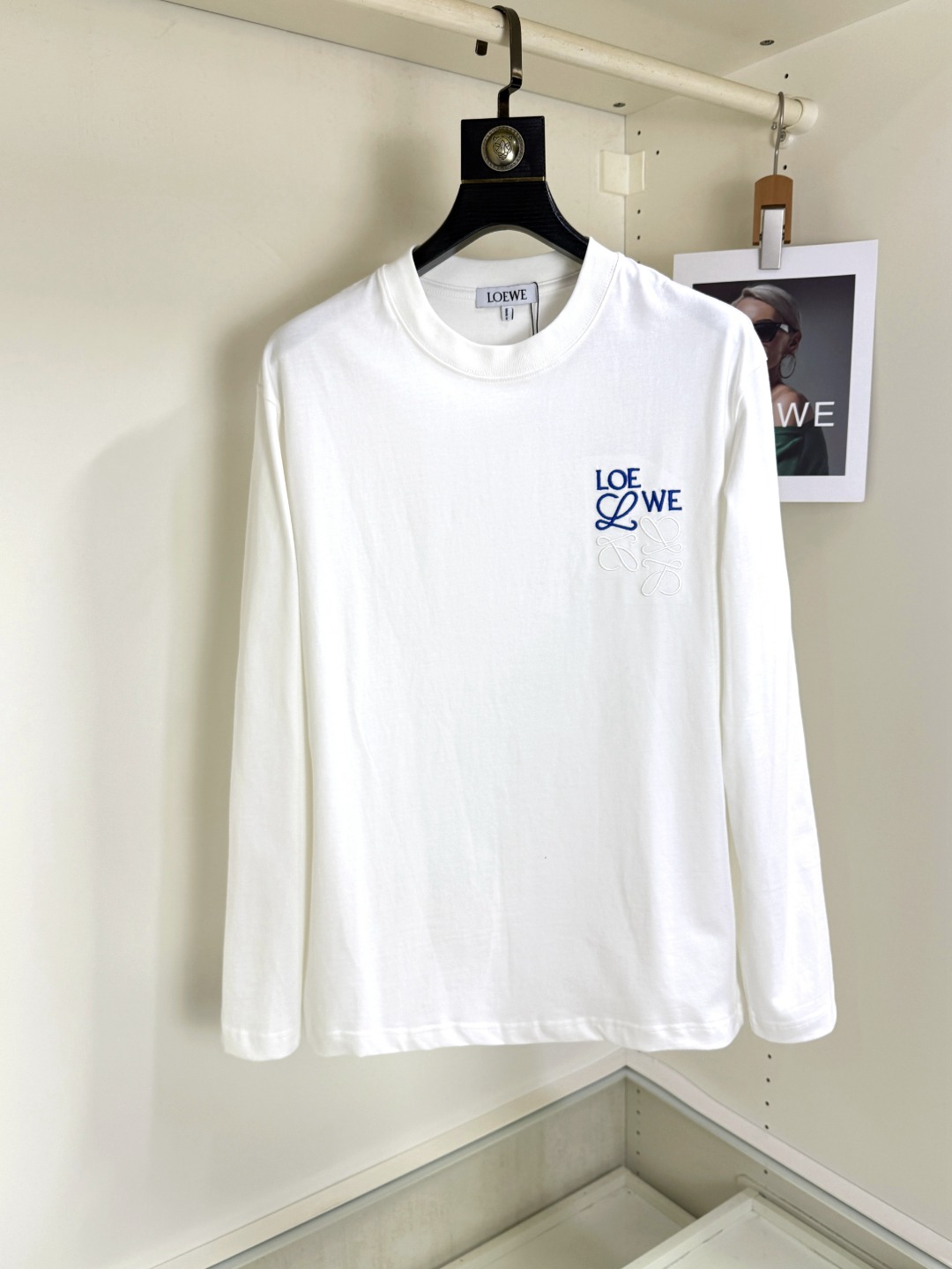 NO:733103,LOEWE's spring and summer new round neck embroidered long-sleeved T-shirt bottoming shirt. The elemental logo badge highlights the casual fashion charm and still leads the fashion trend. It selects long-staple cotton yarn and 260g worsted high-count heavyweight custom-woven and dyed fabrics. It is washed at high temperature before cutting to shape, and the finished product is washed softly. It feels skin-friendly when worn. The cotton is soft and has a natural drape. It is synchronized with the counter and has a loose version with slightly dropped shoulders. It can be salty or sweet, suitable for both men and women, and is super versatile.  Using machine embroidery, the delicate and full texture is highlighted, bringing a new experience to fashion sports and leisure!  !  Size XS-XL,,loewe,loewe,tees,t-shirt,19860909LOEWE罗意威 春夏辛新款圆领刺绣长袖T恤打底衫 元素性的Logo徽章凸显休闲时尚魅力,依然独领时尚风骚,甄选长绒棉纱,260g精纺高支重磅定织定染面料,裁前高温洗水定型,成品再洗柔,穿着感受亲肤棉柔,垂感自然.专柜同步,微落肩宽松版型,可盐可甜,男女皆宜,超百搭. 采用器械刺绣,细腻饱满的质感突显,为时尚运动休闲带来全新体验！！ 尺码 XS-XL,,loewe,loewe,tees，t-shirt,,Men's clothing