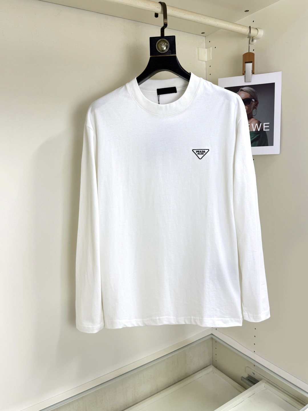 NO:733132,Prada's spring and summer new round neck embroidered long-sleeved T-shirt bottoming shirt. The elemental logo badge highlights the casual fashion charm and still leads the fashion trend. It selects long-staple cotton yarn and 260g worsted high-count heavyweight custom-woven and dyed fabrics. It is washed at high temperature before cutting to shape, and the finished product is washed softly. It feels skin-friendly when worn. The cotton is soft and has a natural drape. It is synchronized with the counter and has a loose version with slightly dropped shoulders. It can be salty or sweet, suitable for both men and women, and is super versatile.  Using machine embroidery, the delicate and full texture is highlighted, bringing a new experience to fashion sports and leisure!  !  Size XS-XL,,prada,prada,tees,t-shirt,19860909Prada 普拉达 春夏辛新款圆领刺绣长袖T恤打底衫 元素性的Logo徽章凸显休闲时尚魅力,依然独领时尚风骚,甄选长绒棉纱,260g精纺高支重磅定织定染面料,裁前高温洗水定型,成品再洗柔,穿着感受亲肤棉柔,垂感自然.专柜同步,微落肩宽松版型,可盐可甜,男女皆宜,超百搭. 采用器械刺绣,细腻饱满的质感突显,为时尚运动休闲带来全新体验！！ 尺码 XS-XL,,prada,prada,tees，t-shirt,,Men's clothing