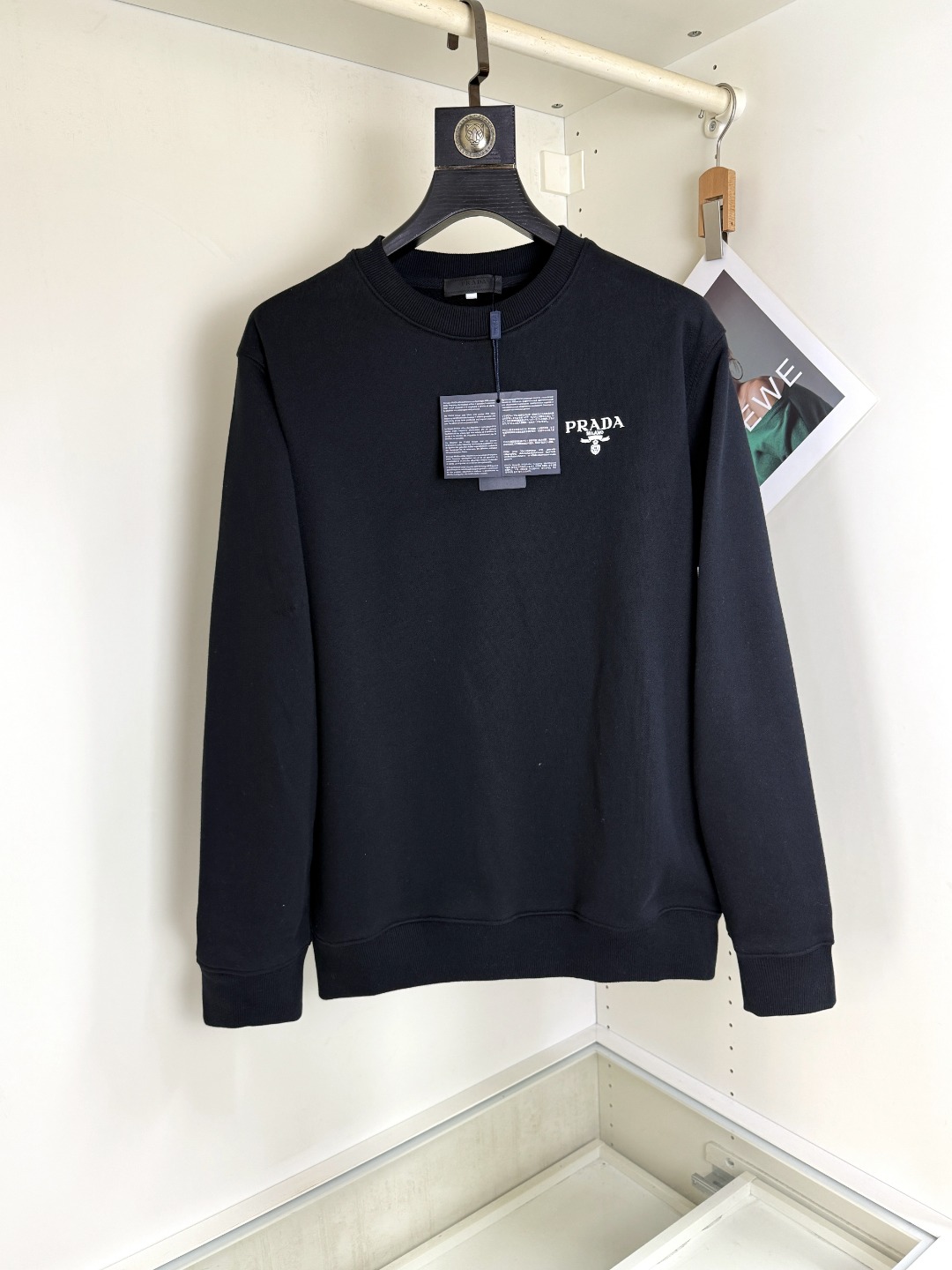 NO:733127,Prada round neck sweatshirt, the latest and top version with exquisite craftsmanship, top quality counter original pullover, top production technology imported fabrics, counter quality heavy embroidery design, imported high-end custom fabrics, imported silk threads with first-class feel!  The same styles for men and women are on sale on the official website!  Three complete standards, sizes S-XL, prada, prada, hoodie, sweatshirts,19860909Prada 普拉达 圆领卫衣 最新最顶级版本精美工艺,最顶级的品质专柜原单套头衫,顶级制作工艺进口面料,专柜品质重工刺绣设计,采用进口高端订制面料,进口丝线手感一流！男女同款官网在售！三标齐全 码数S-XL,,prada,prada,hoodie,sweatshirts,,Men's clothing