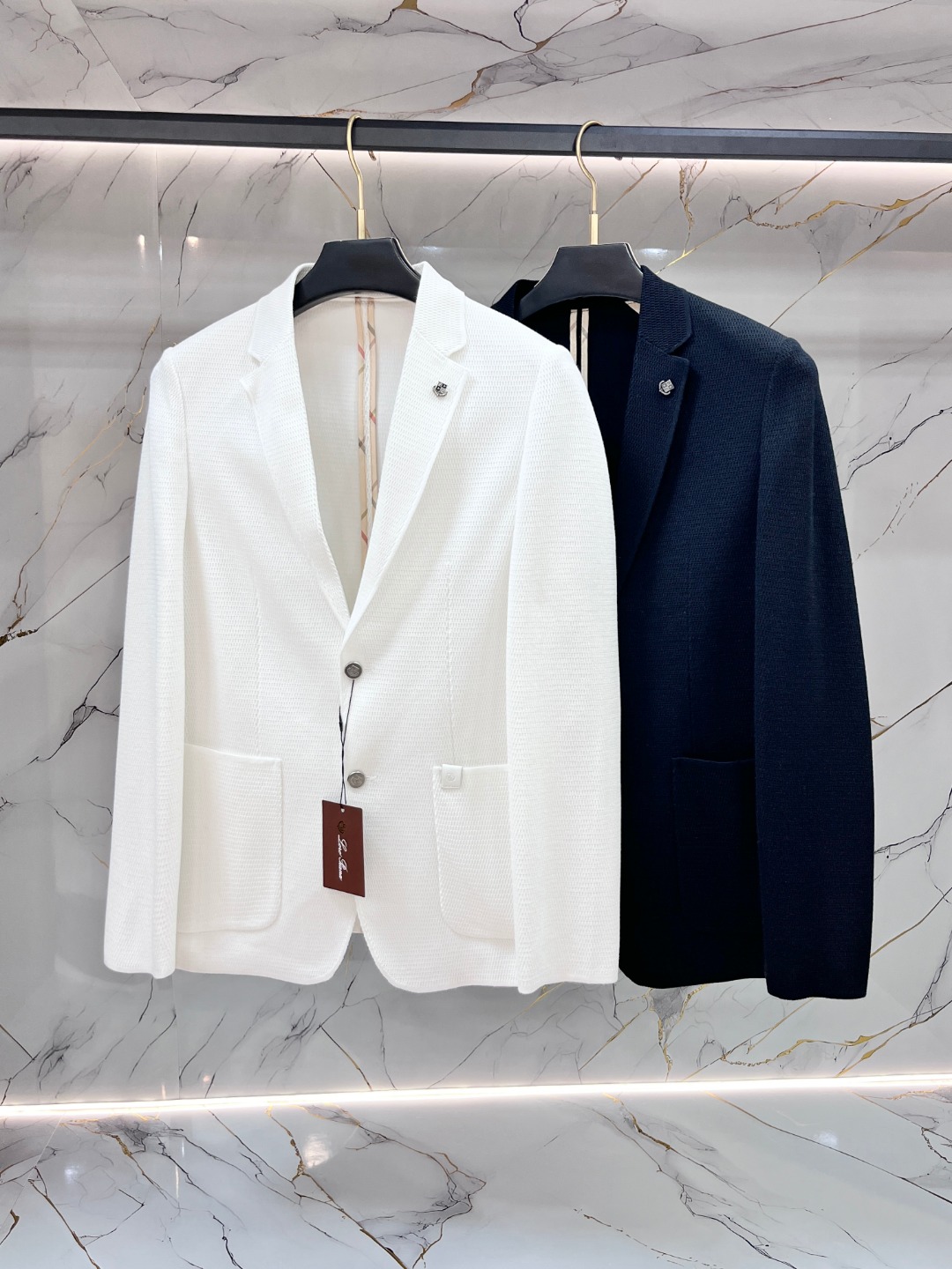 NO:735131,LP, Noyo Panya men's high-end casual suit jackets, fabrics imported from Italy, OEM source, quality guaranteed!  Classic two-button design, exquisite workmanship, metal logo embellishment, high-end texture, crisp and stylish silhouette, can be worn for business and leisure, and looks good with shirts and T-shirts!  Color White, Black Size M-3XL,,loro piana,jackets & coats,shirts,tees,t-shirt,business suit,19860909LP,诺悠翩雅 男士高端休闲西装外套,意大利进口面料,代工厂源头,品质有保障！经典两粒扣设计,细节做工精致,金属logo点缀,质感高级,版型挺括有型,商务休闲都能穿,搭配衬衫T恤都好看！ 颜色白色、黑色 尺码M-3XL,,loro piana,jackets & coats,shirts,tees，t-shirt,business suit,,Men's clothing