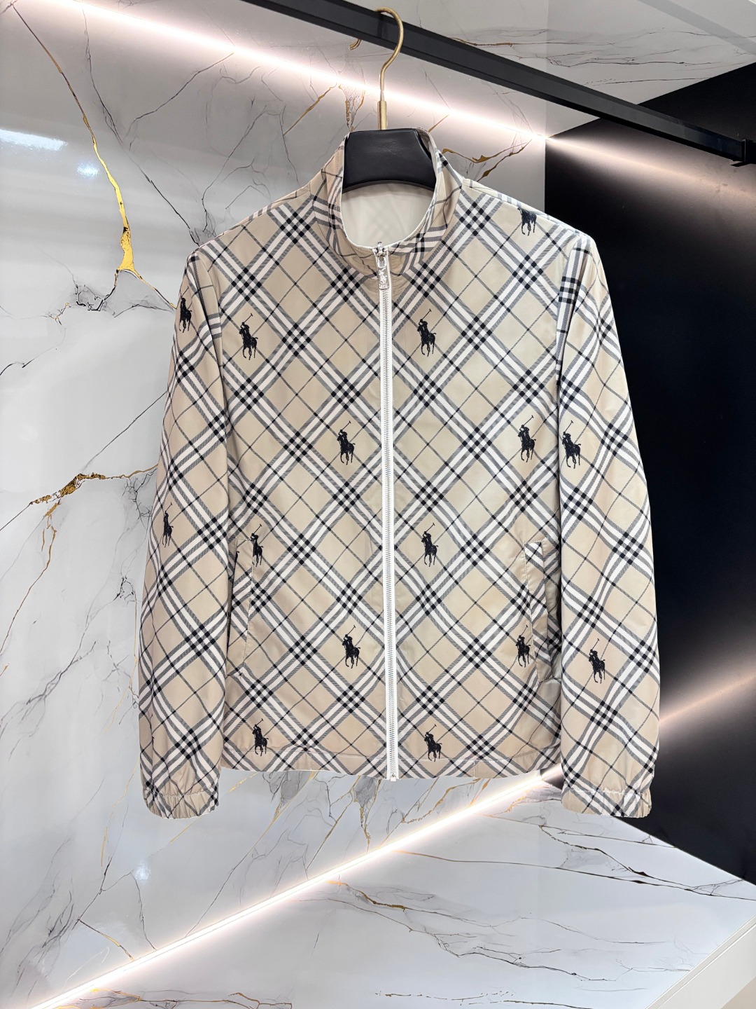 NO:826977,Polo men's reversible jacket, classic polo logo embroidery, platinum plaid lining, light and breathable fabric, suitable for spring and autumn, suitable for business and leisure, crisp style, exquisite details and high-end texture. Size M-3XL,,jackets & coats,19860909Polo保罗男士双面穿夹克,经典马球logo刺绣,白金格纹内衬,面料轻薄透气,春秋季节穿很合适,商务休闲都能搭,版型挺括,细节做工精致,质感高级. 码数M-3XL,,jackets & coats,,Men's clothing