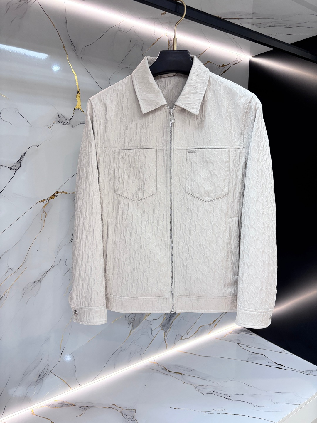 NO:733101,Dior Dior men's all-over jacquard jacket, imported Italian fabrics, more than 400 processes, impeccable workmanship details, high-end texture, hard currency!  Classic all-over logo design, symmetrical pockets on the front and back, silver zipper pulls, Dior OBLIQUE letters inside, exquisite workmanship, and complete hardware accessories. The jacquard fabric has a delicate feel, strong texture, and a crisp and stylish silhouette. It is very suitable for spring and autumn, and can be used for leisure and business, improving your temperament!  Size M-3XL,,dior,dior,jackets & coats,jackets & coats,19860909Dior迪奥 男士满印提花夹克外套,意大利进口面料,四百多道工序,做工细节无可挑剔,质感高级,硬通货！ 经典满印logo设计,前后对称口袋,银色拉链头,内里Dior OBLIQUE字母,做工精致,五金配件齐全.面料提花工艺,手感细腻,肌理感强,版型挺括有型,春秋季节穿很合适,休闲商务都能驾驭,提升气质！ 尺码M-3XL,,dior,dior,jackets & coats,jackets & coats,,Men's clothing